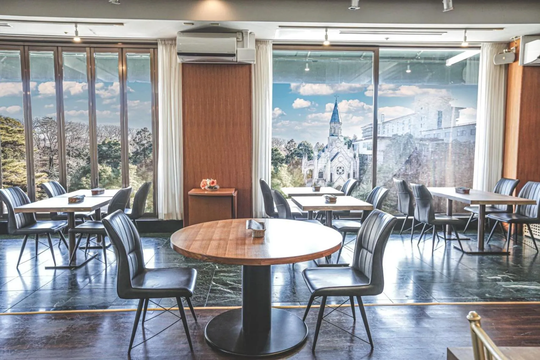 Restaurant/places to eat in Hotel Crystal Palace