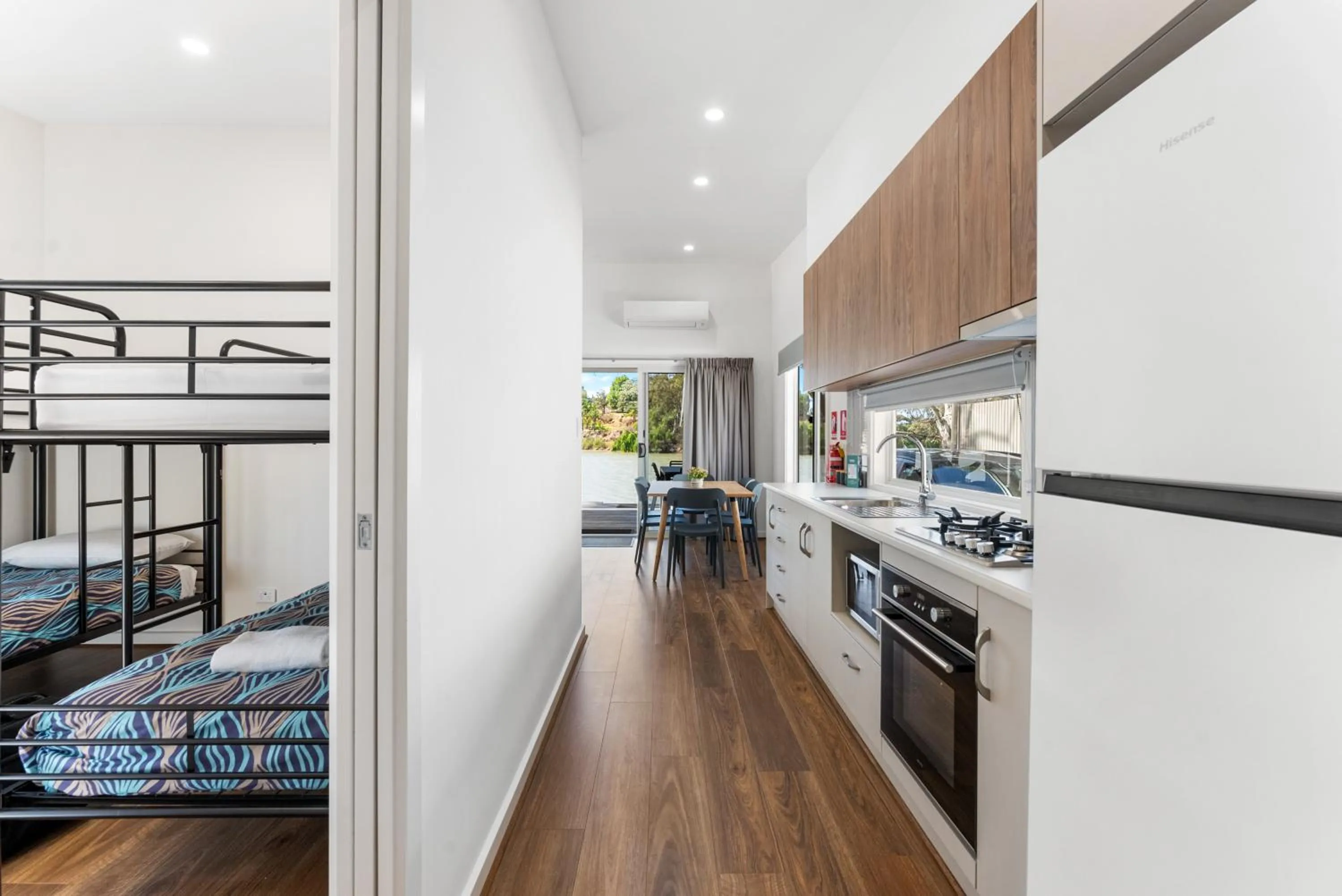 Kitchen or kitchenette, Bed in Echo Holiday Parks - Renmark