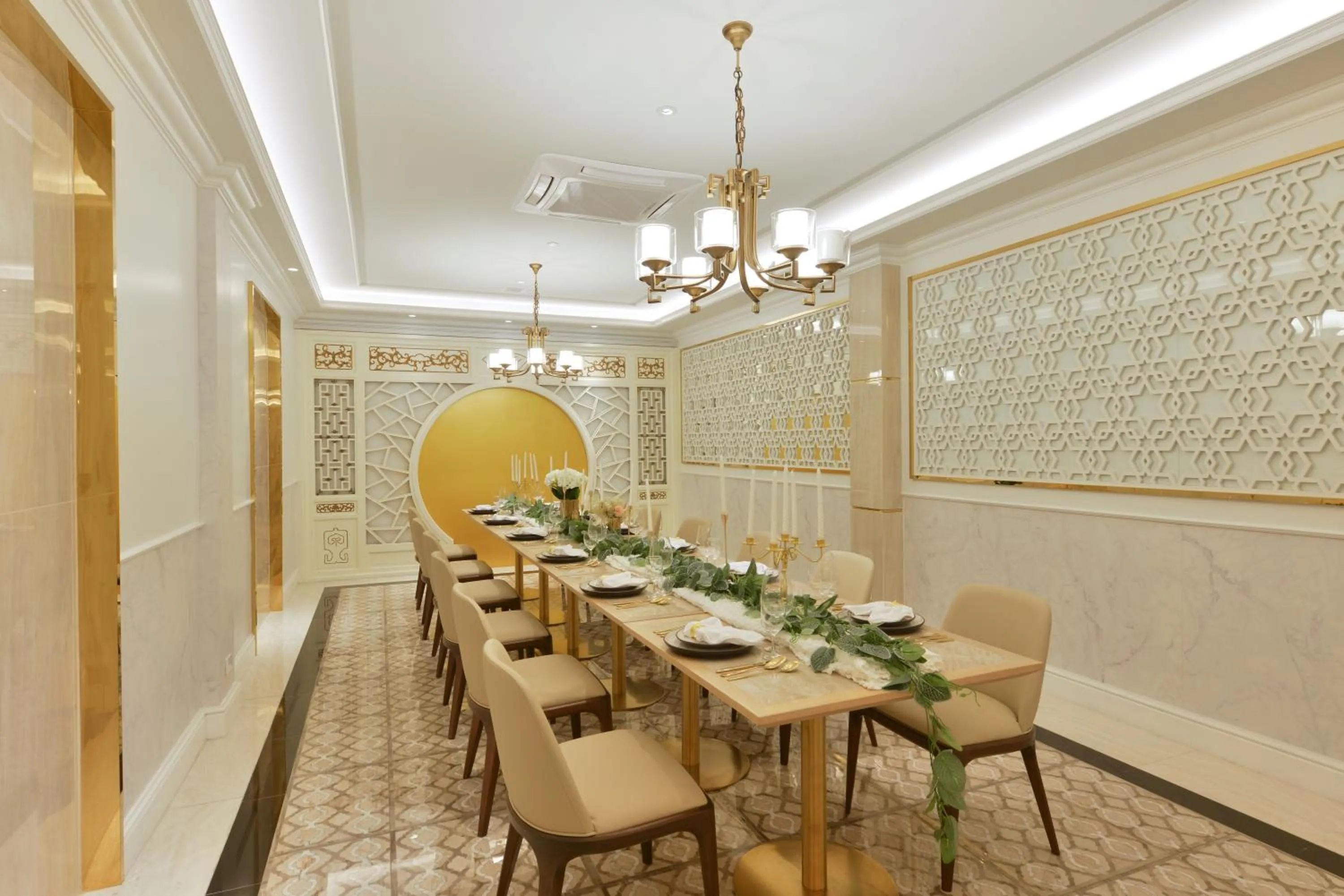 Restaurant/places to eat in The Beverly Hotel Pattaya