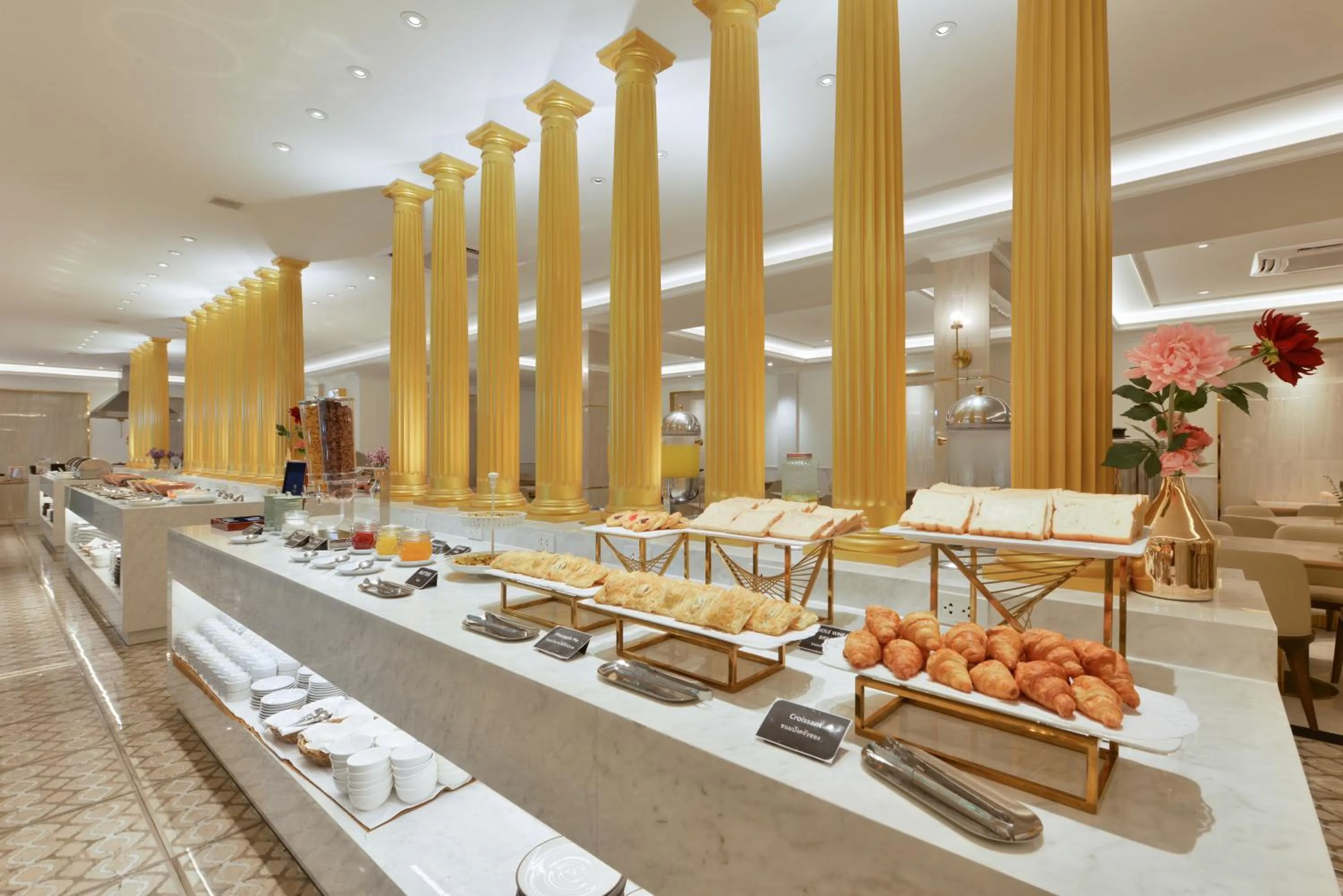 Restaurant/places to eat in The Beverly Hotel Pattaya