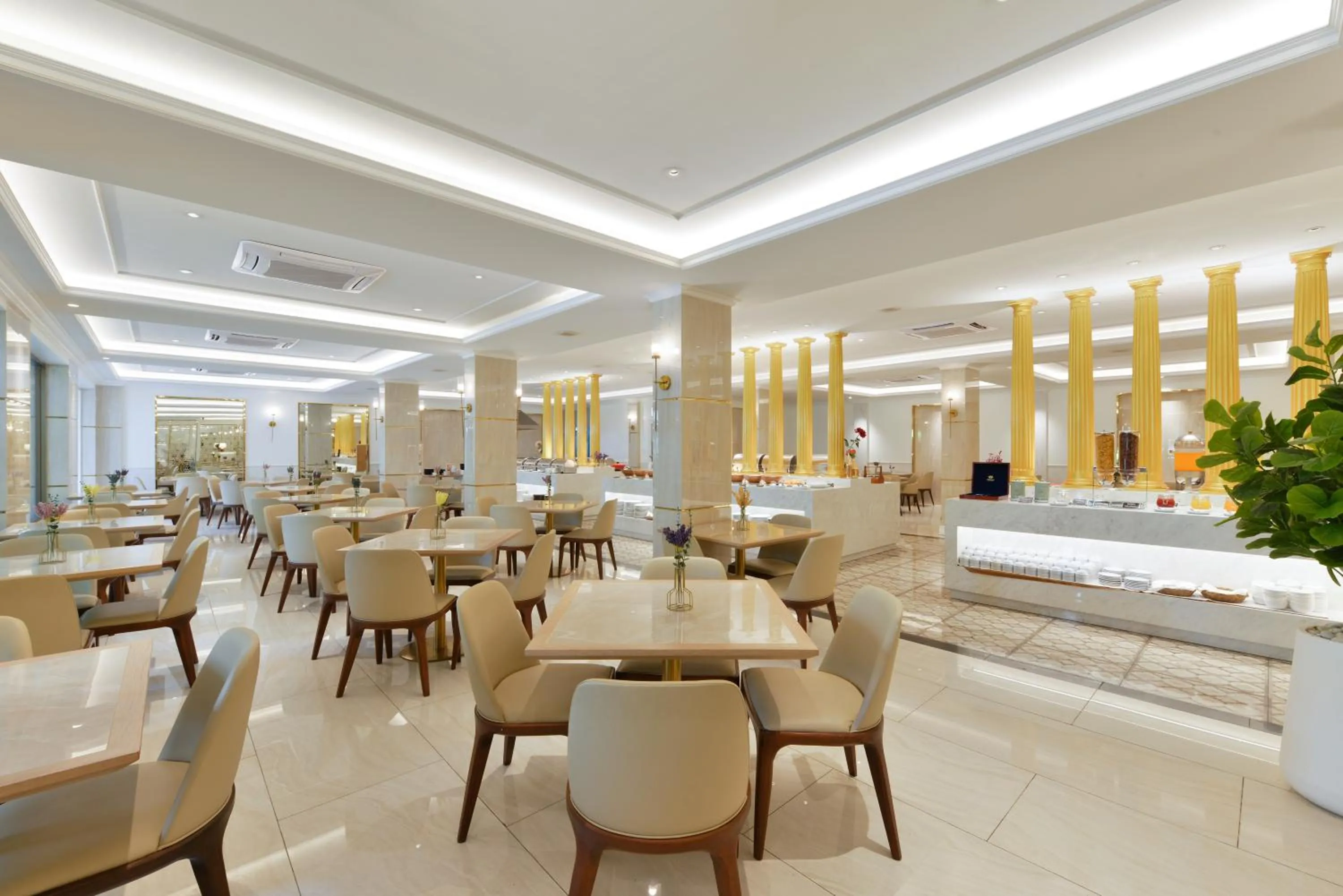 Restaurant/places to eat in The Beverly Hotel Pattaya