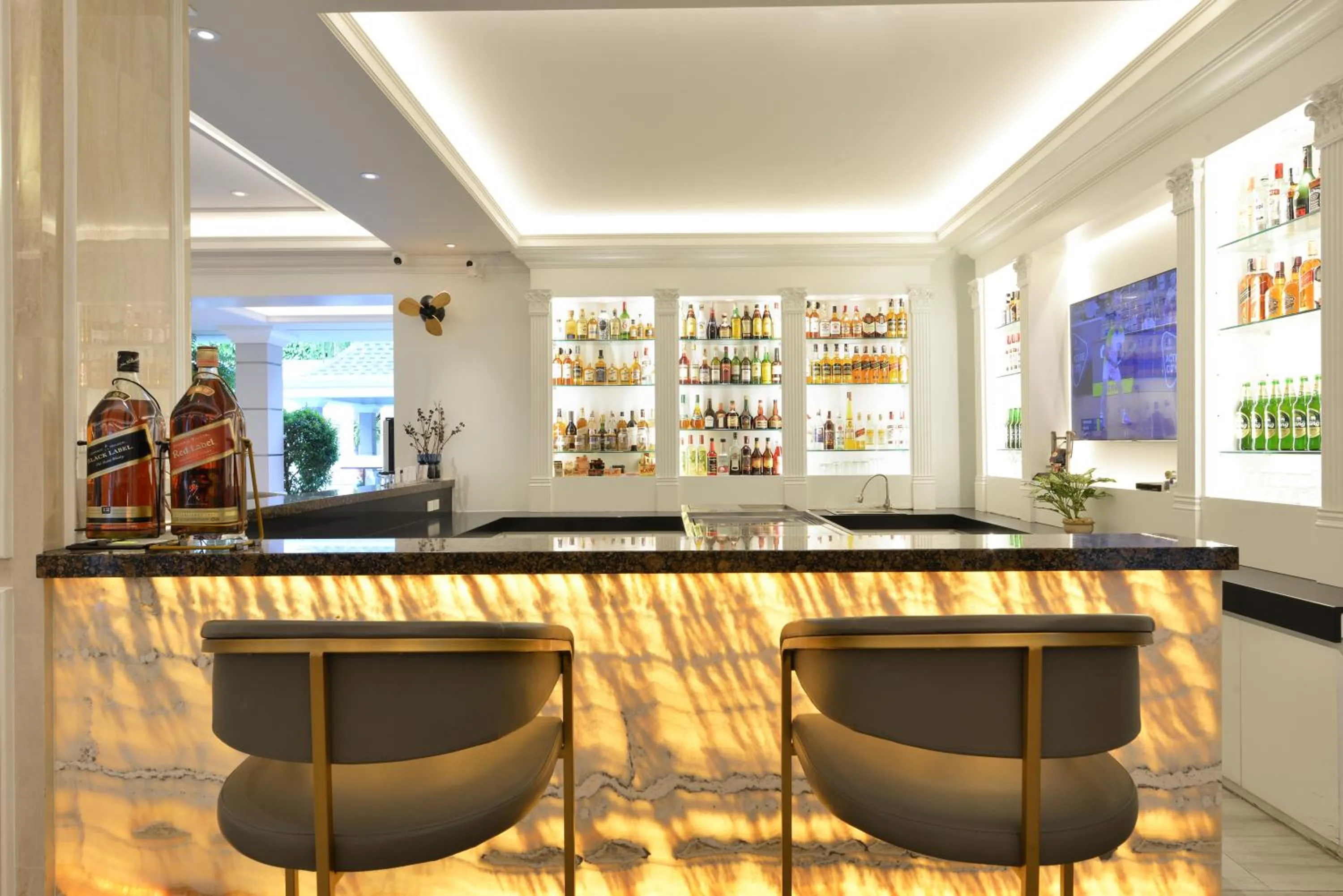 Lounge or bar in The Beverly Hotel Pattaya