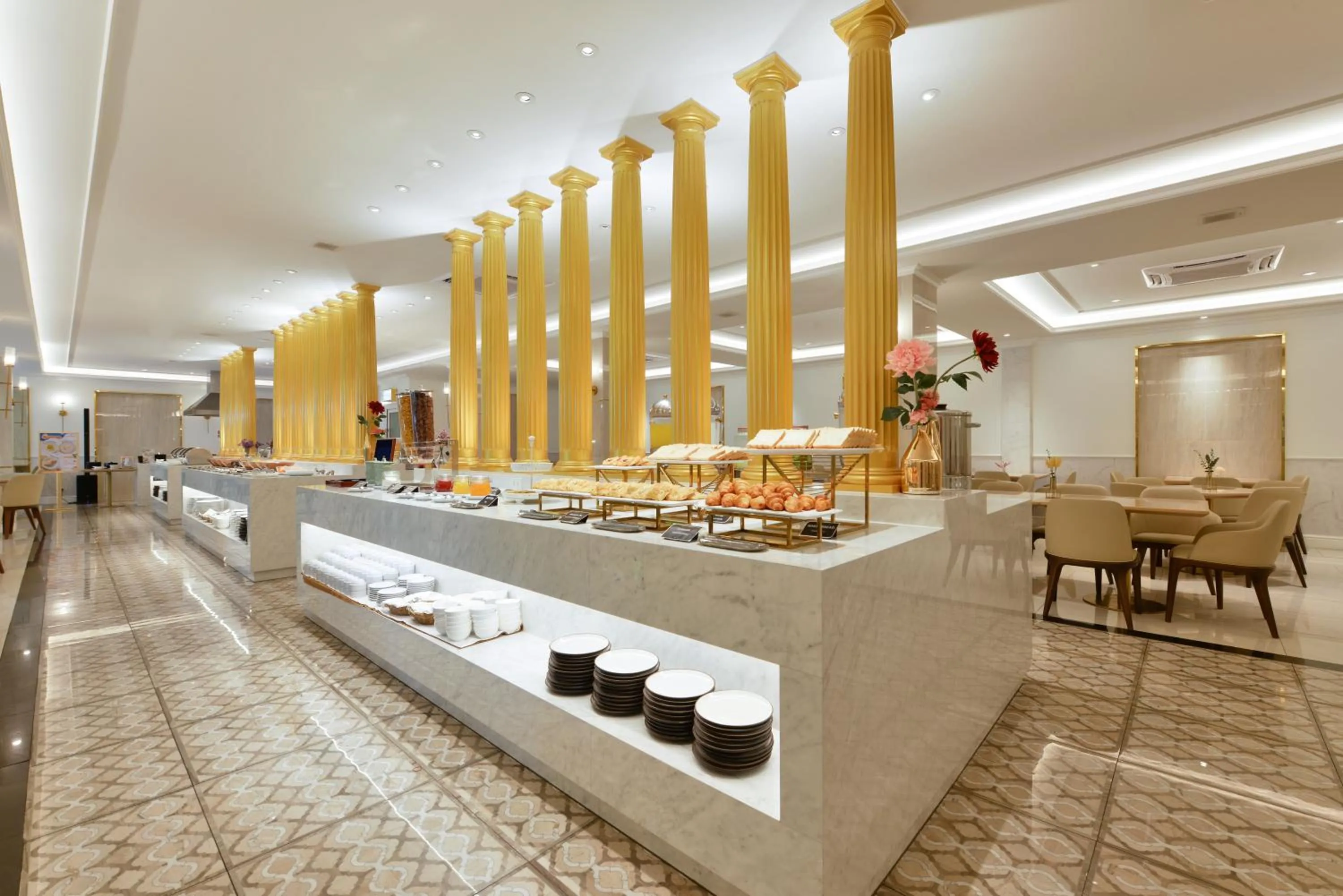 Restaurant/places to eat in The Beverly Hotel Pattaya