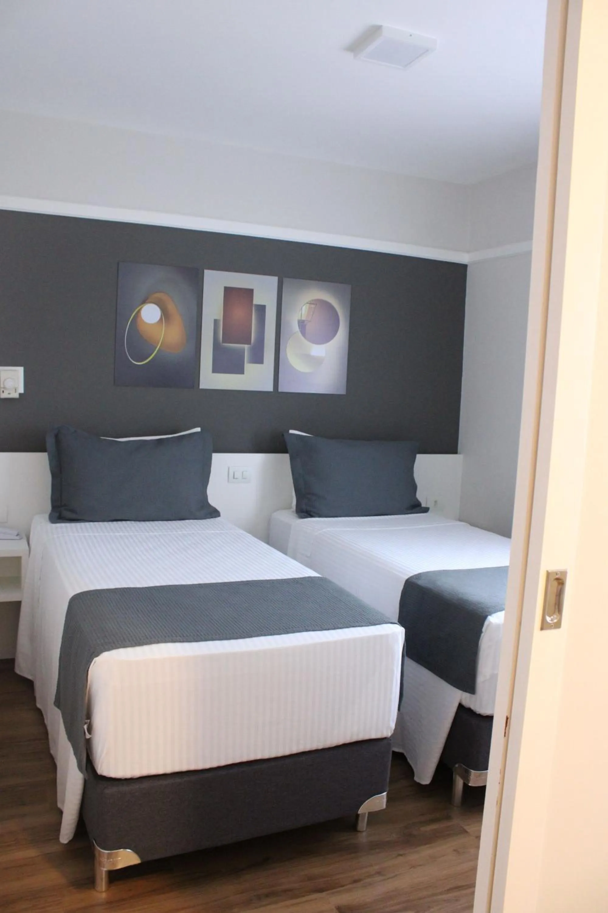 Photo of the whole room, Bed in Ninety Hotel