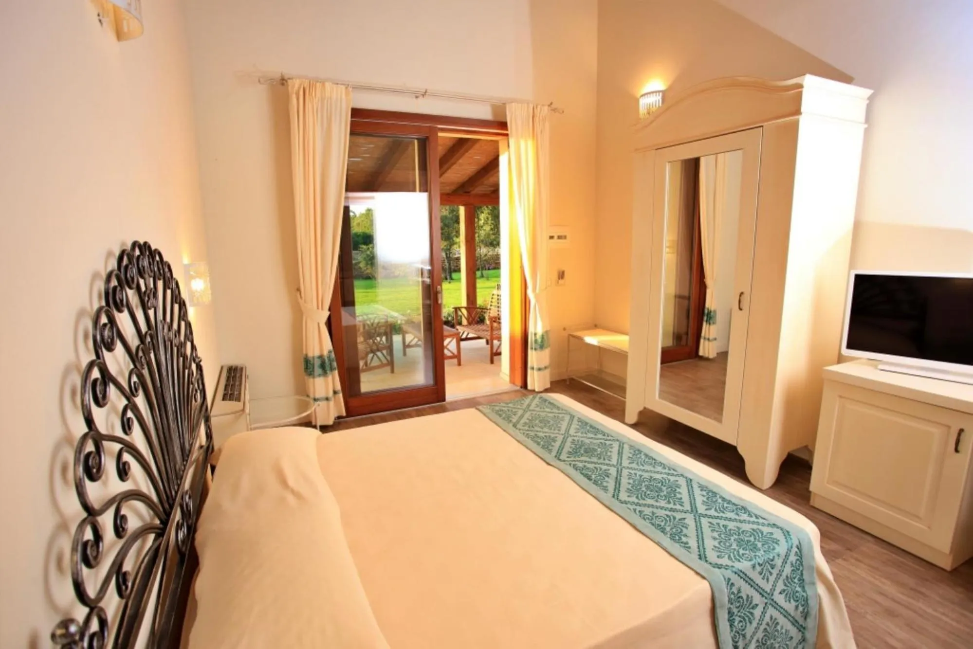 Bed in Inghirios Wellness Country Resort