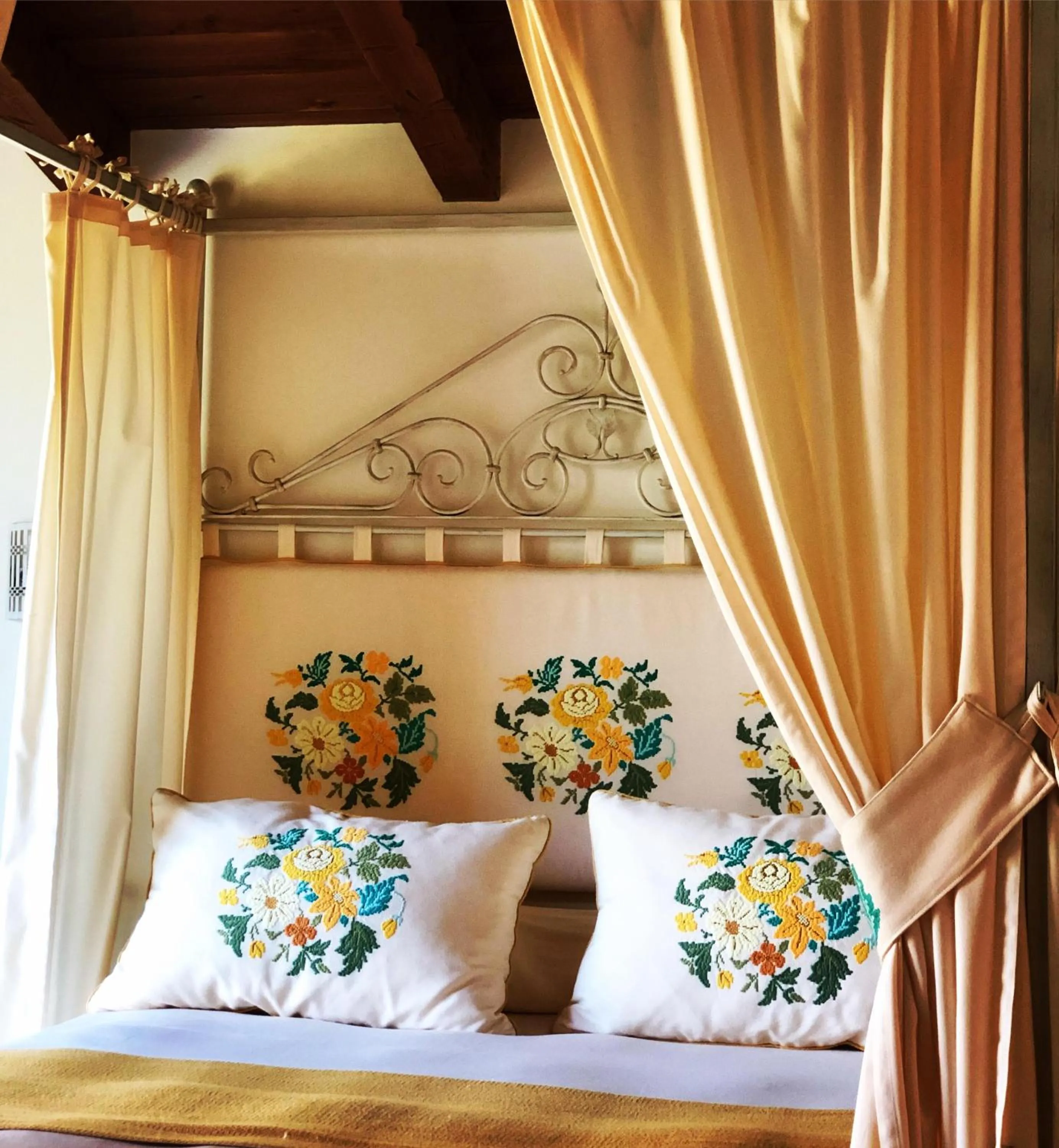 Bed in Inghirios Wellness Country Resort