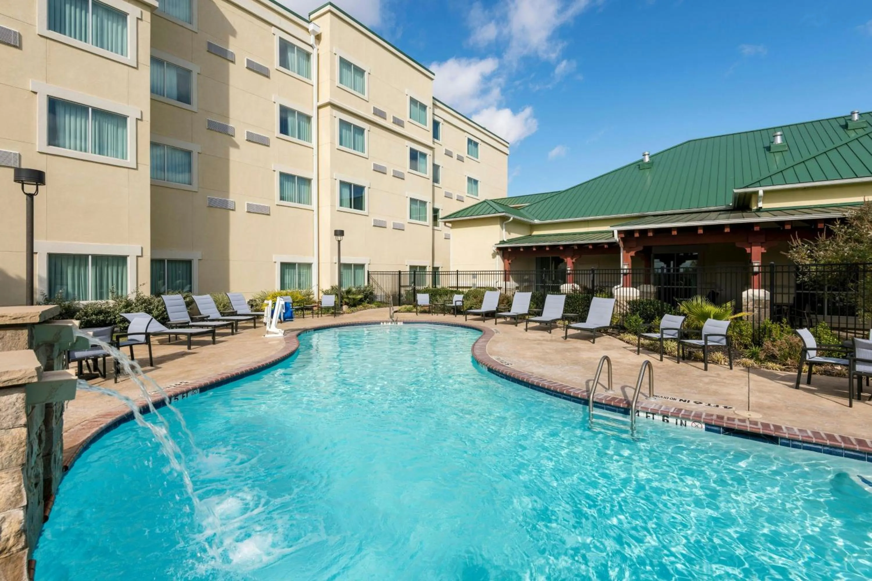 Swimming pool in Courtyard by Marriott Abilene Northeast