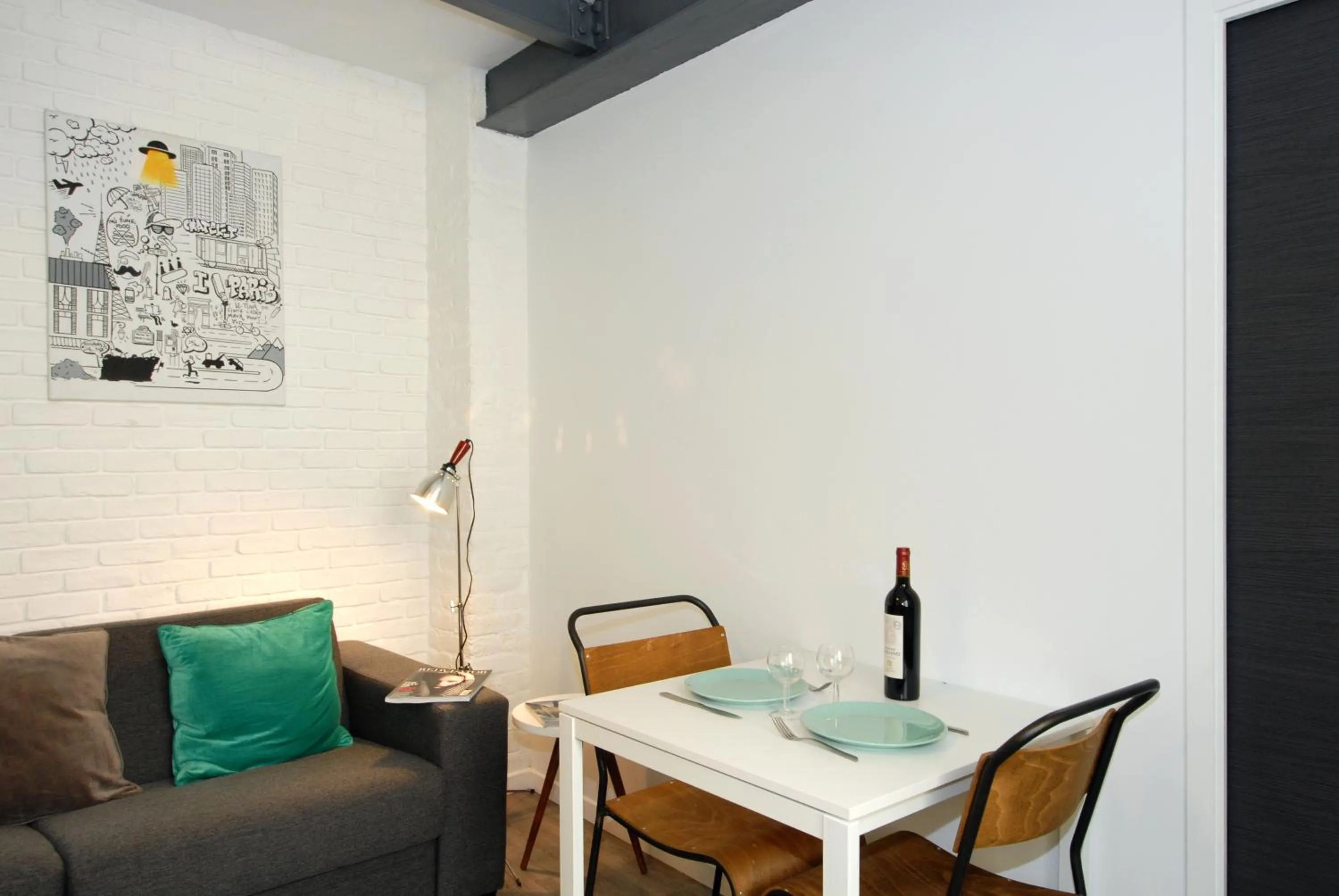 Dining area in Transparent Marais