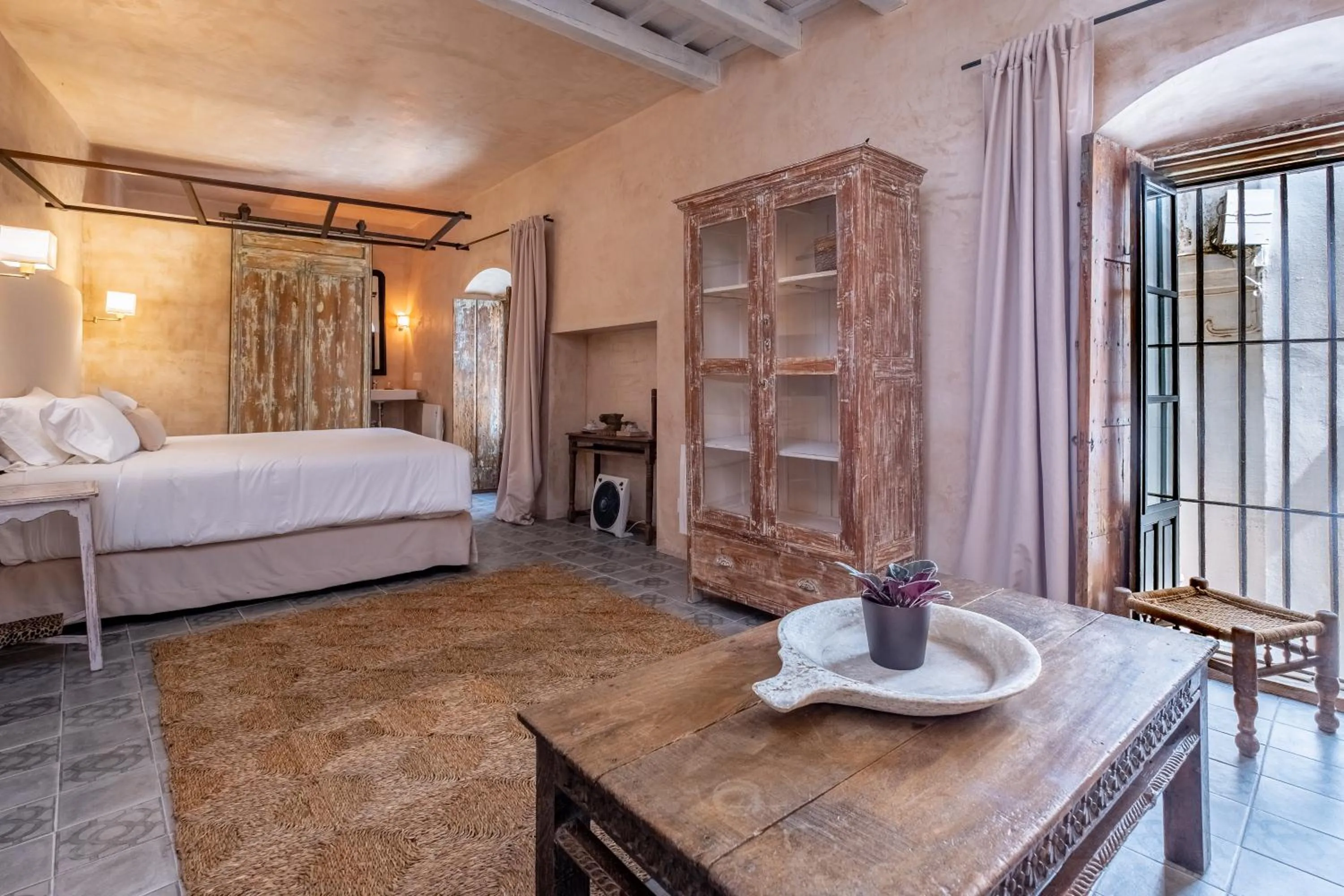 Photo of the whole room, Bed in Hotel Boutique V - by Grupo Tribu