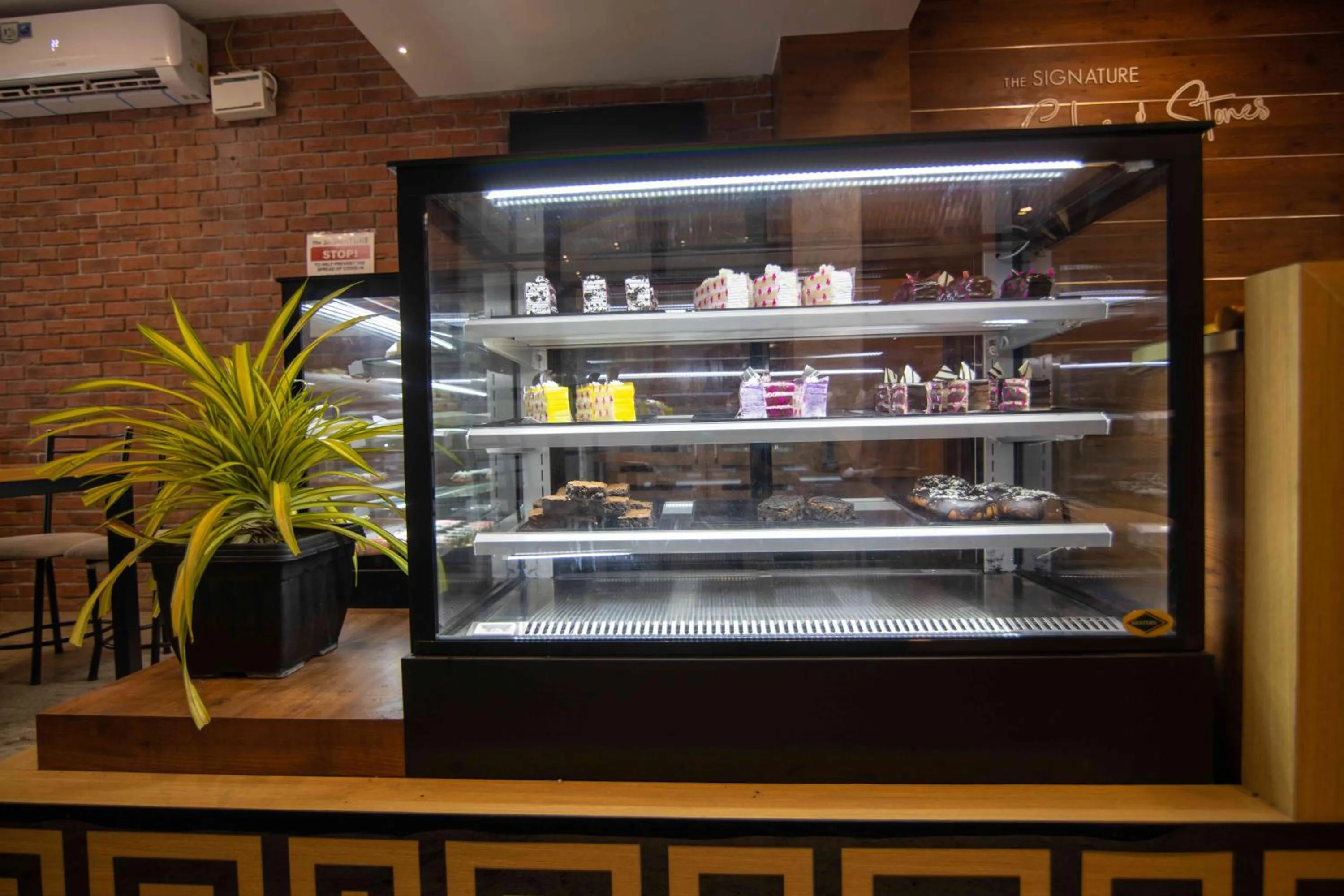 Restaurant/places to eat in Kohinoor Hotels