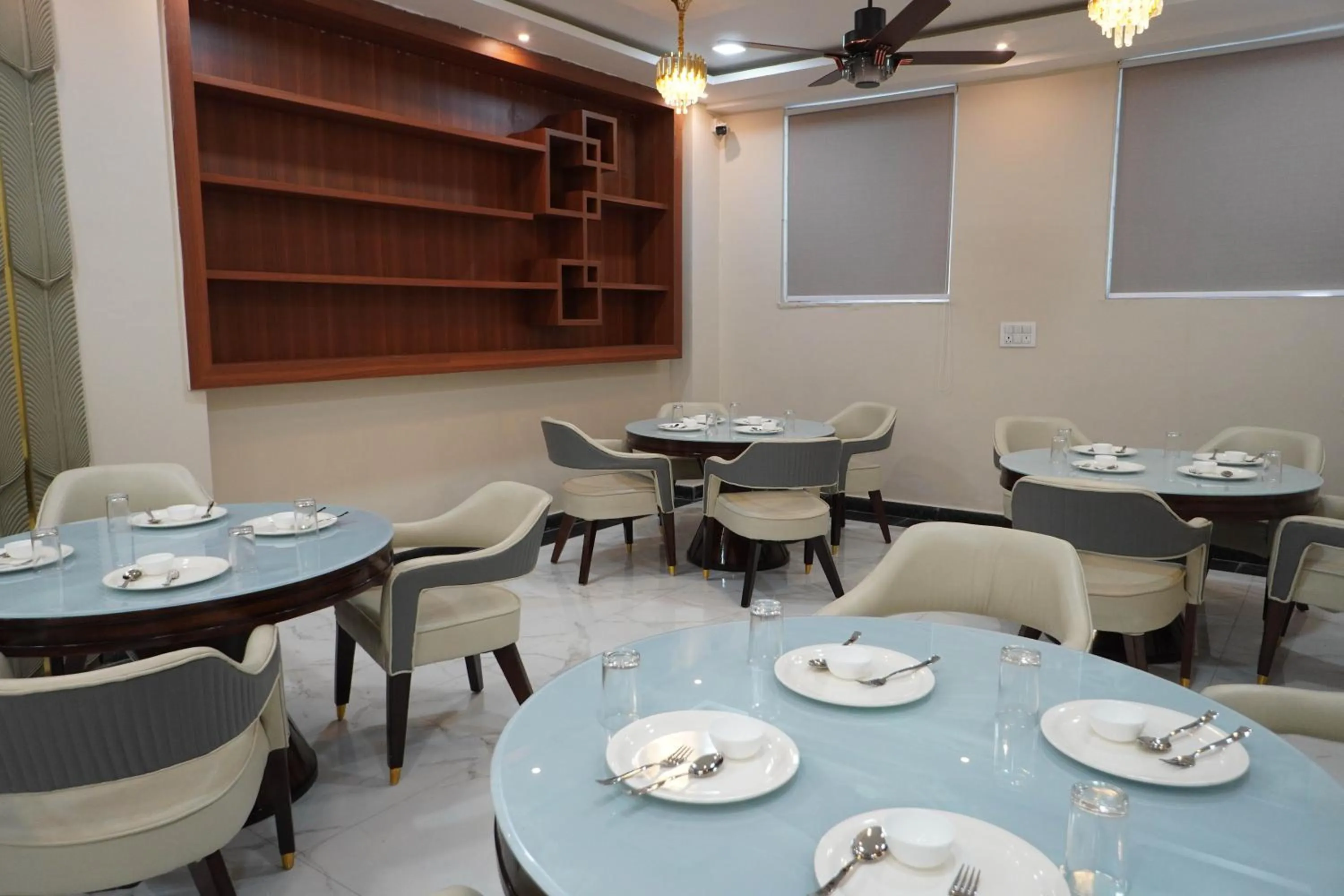 Restaurant/places to eat in Hotel Relax Suites FNG Expresway 63 Noida