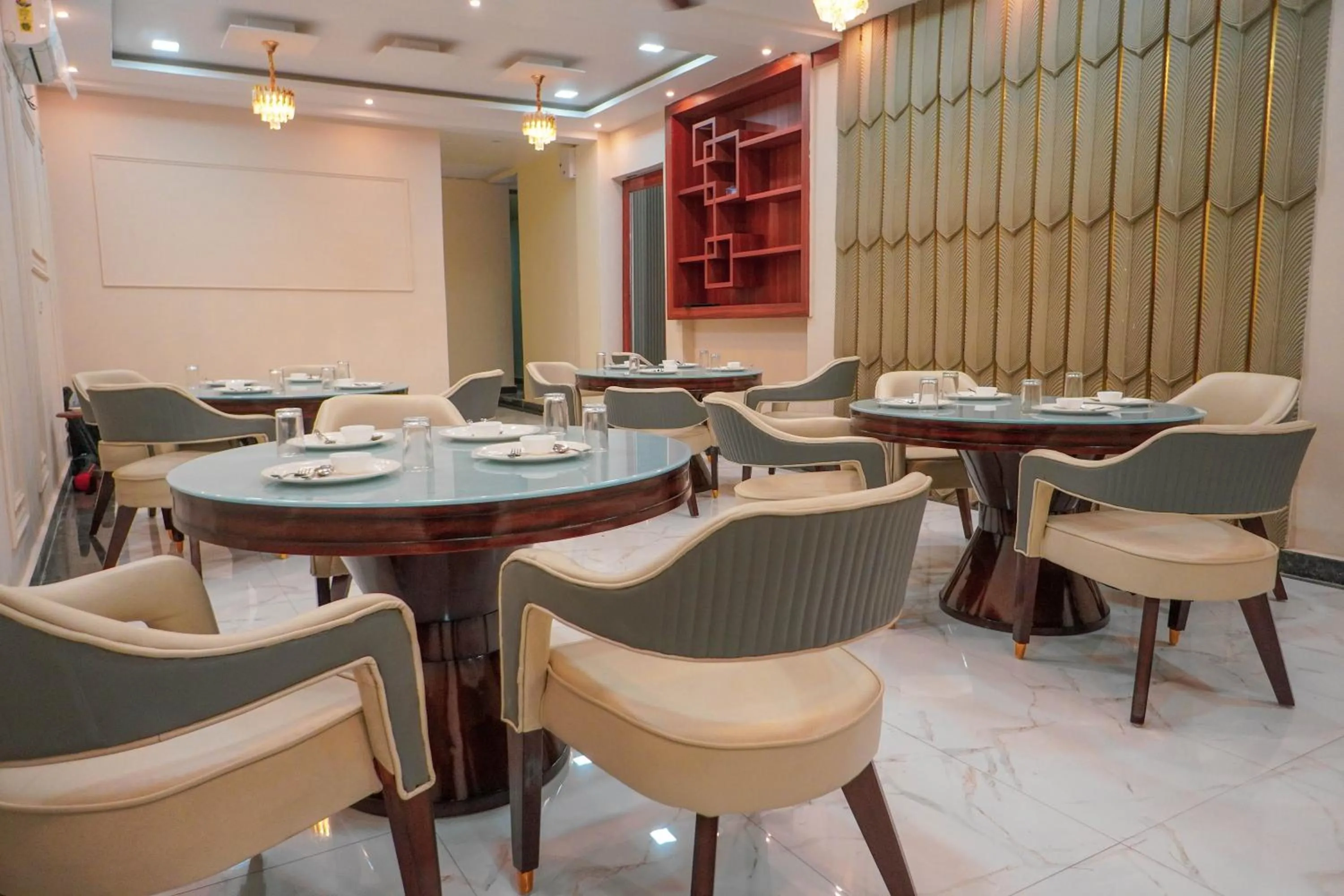 Restaurant/places to eat in Hotel Relax Suites FNG Expresway 63 Noida