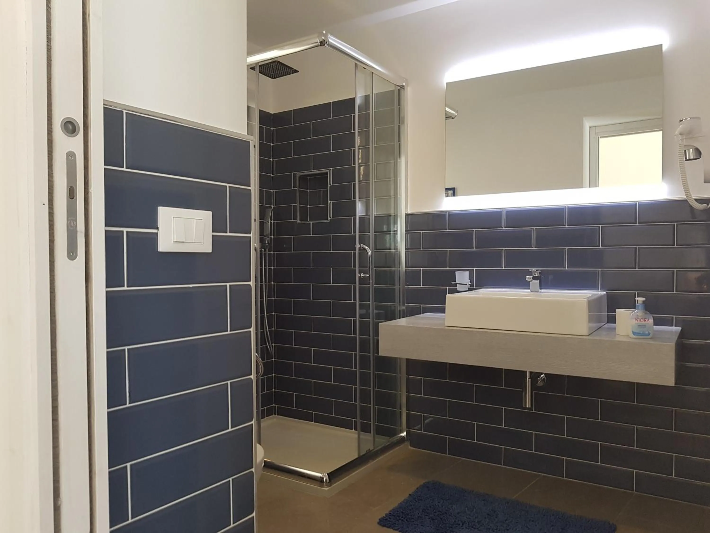 Shower in B&B Cala Peppa