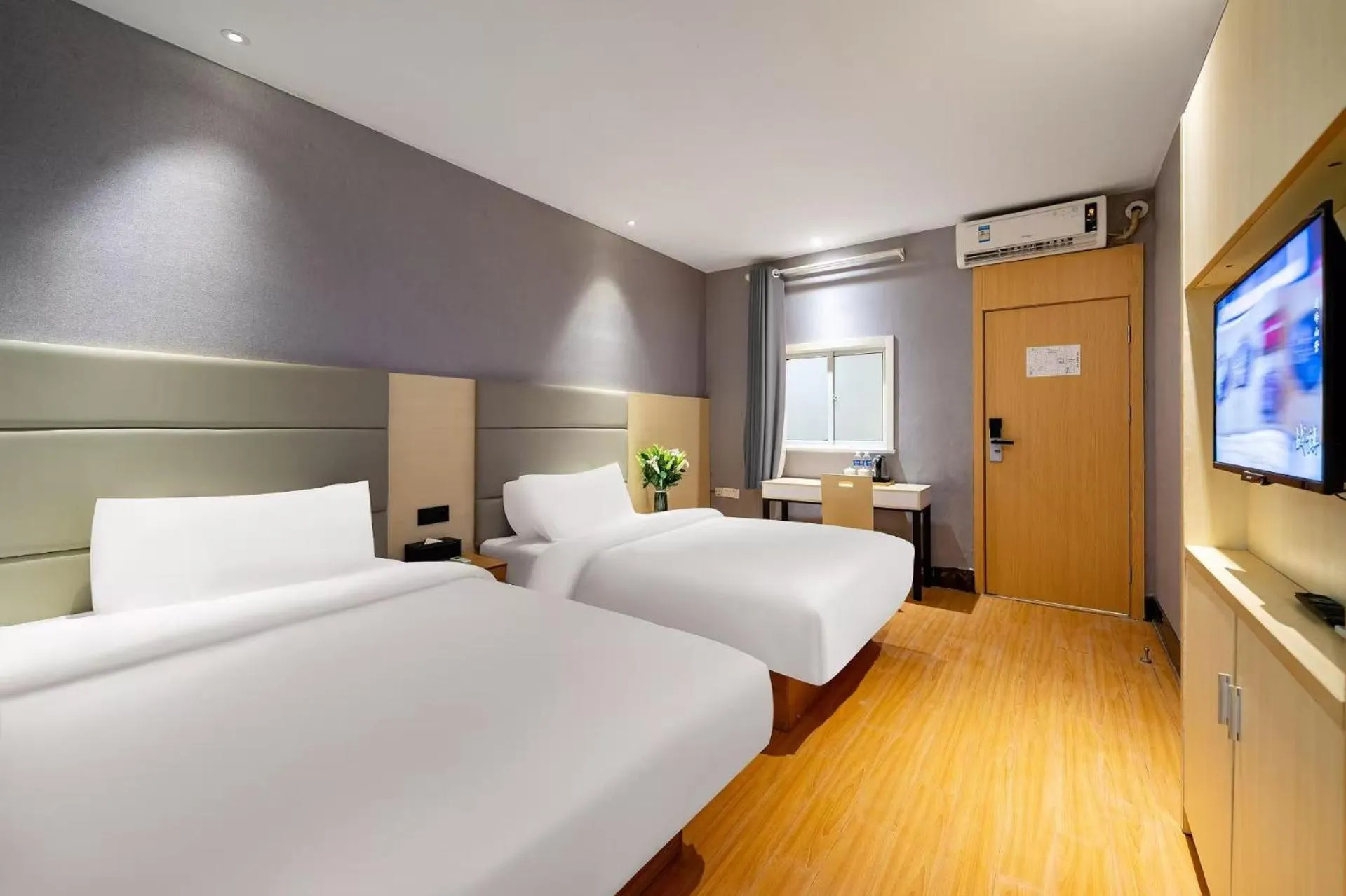 Communal lounge/ TV room, Bed in Lechao Select Hotel Tianshan Road Weining Road Subway Station Branch