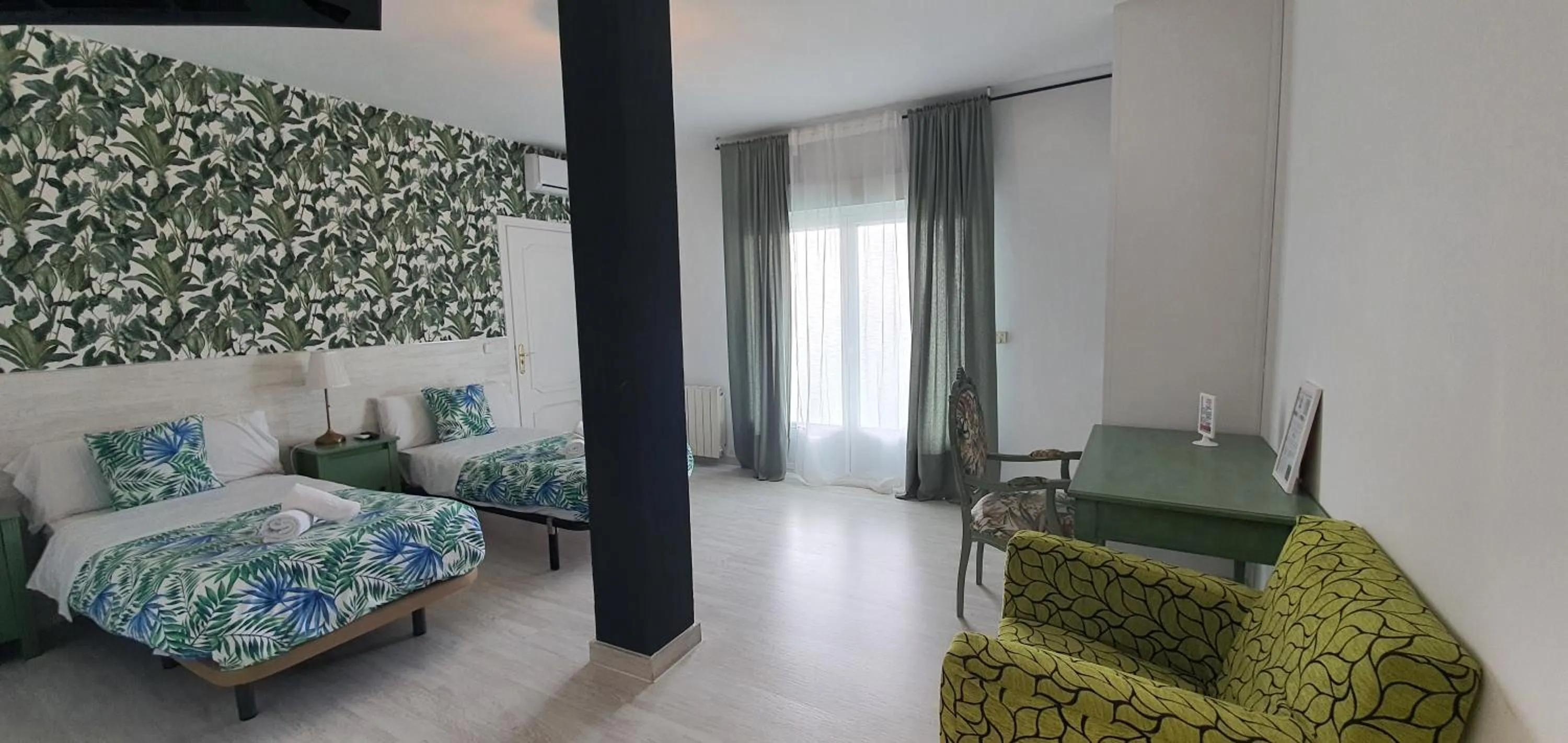 Photo of the whole room, Bed in Hostal Escala Suites