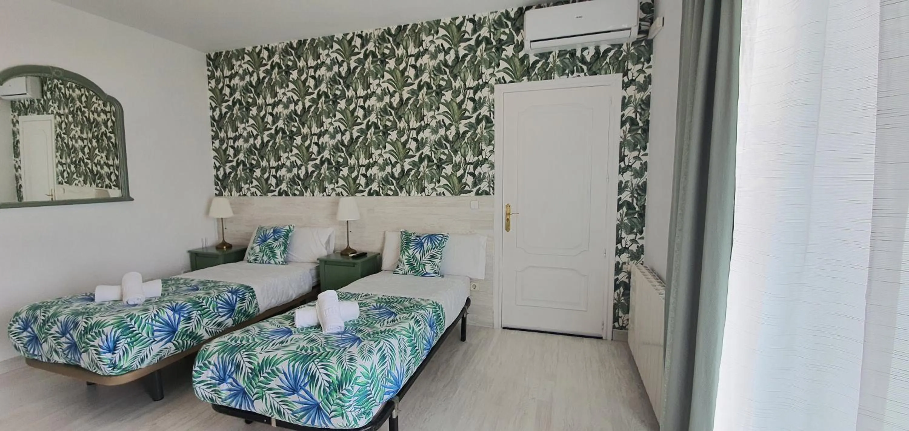 Photo of the whole room, Bed in Hostal Escala Suites