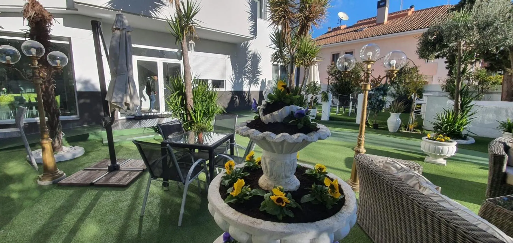 Garden in Hostal Escala Suites