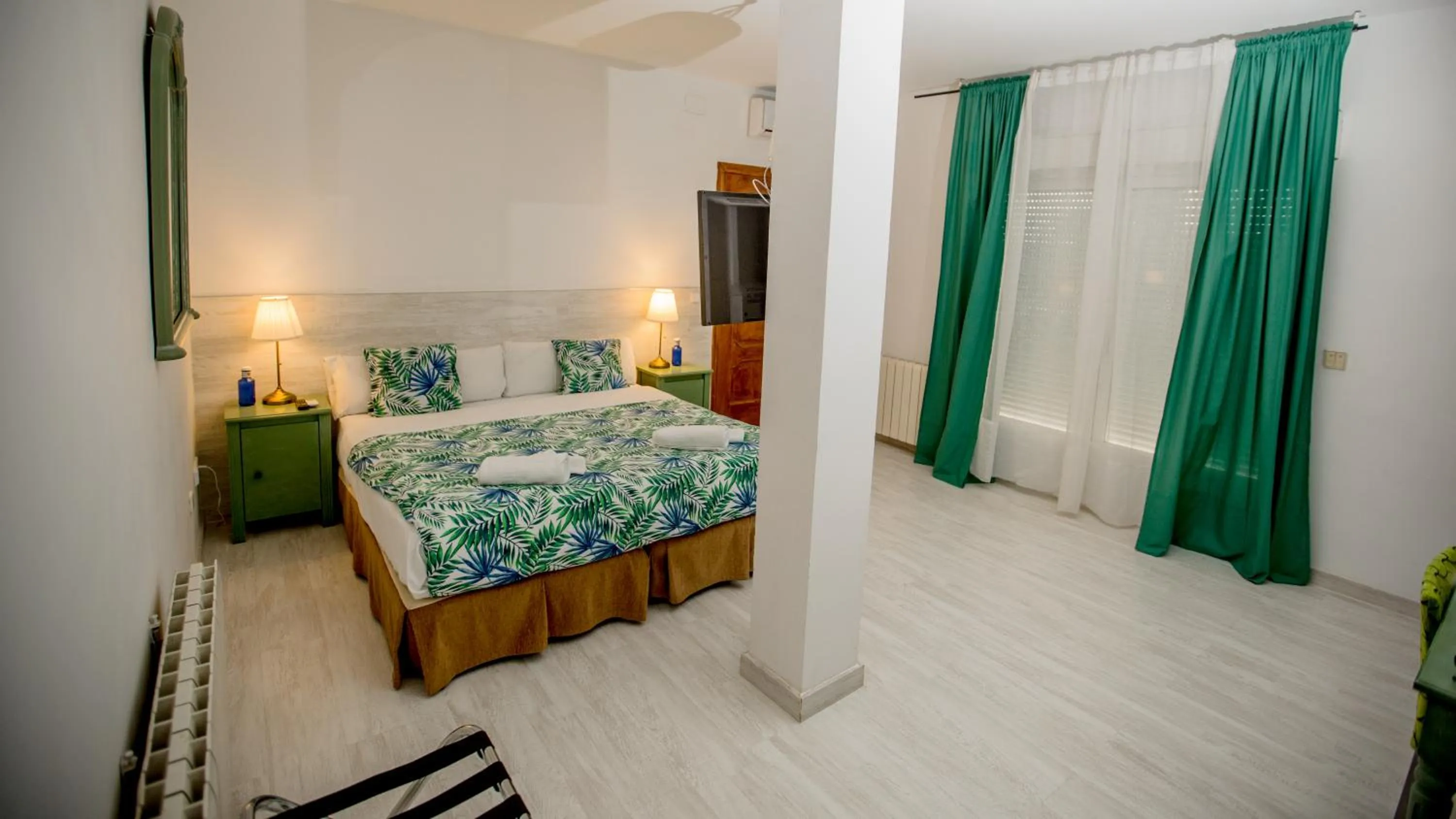 Photo of the whole room, Bed in Hostal Escala Suites