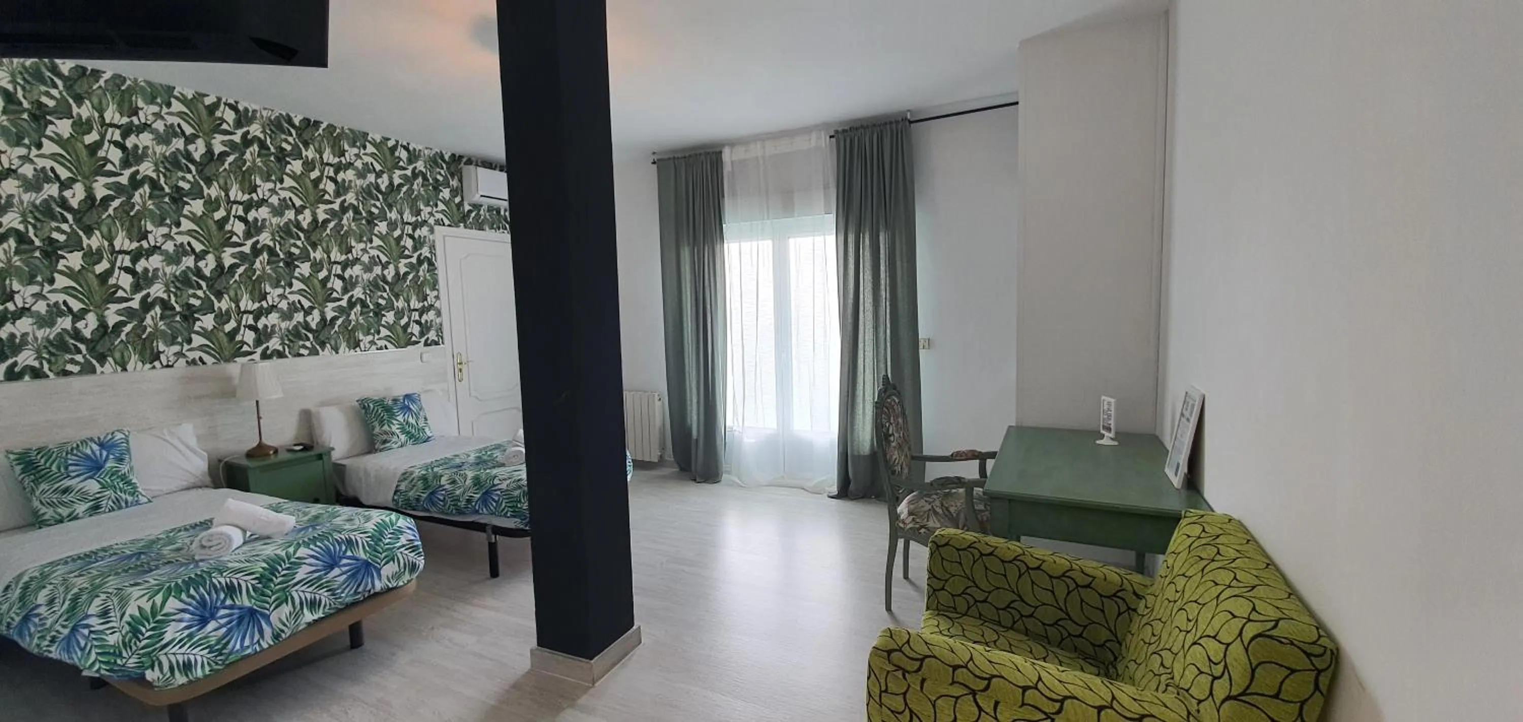 Photo of the whole room, Bed in Hostal Escala Suites