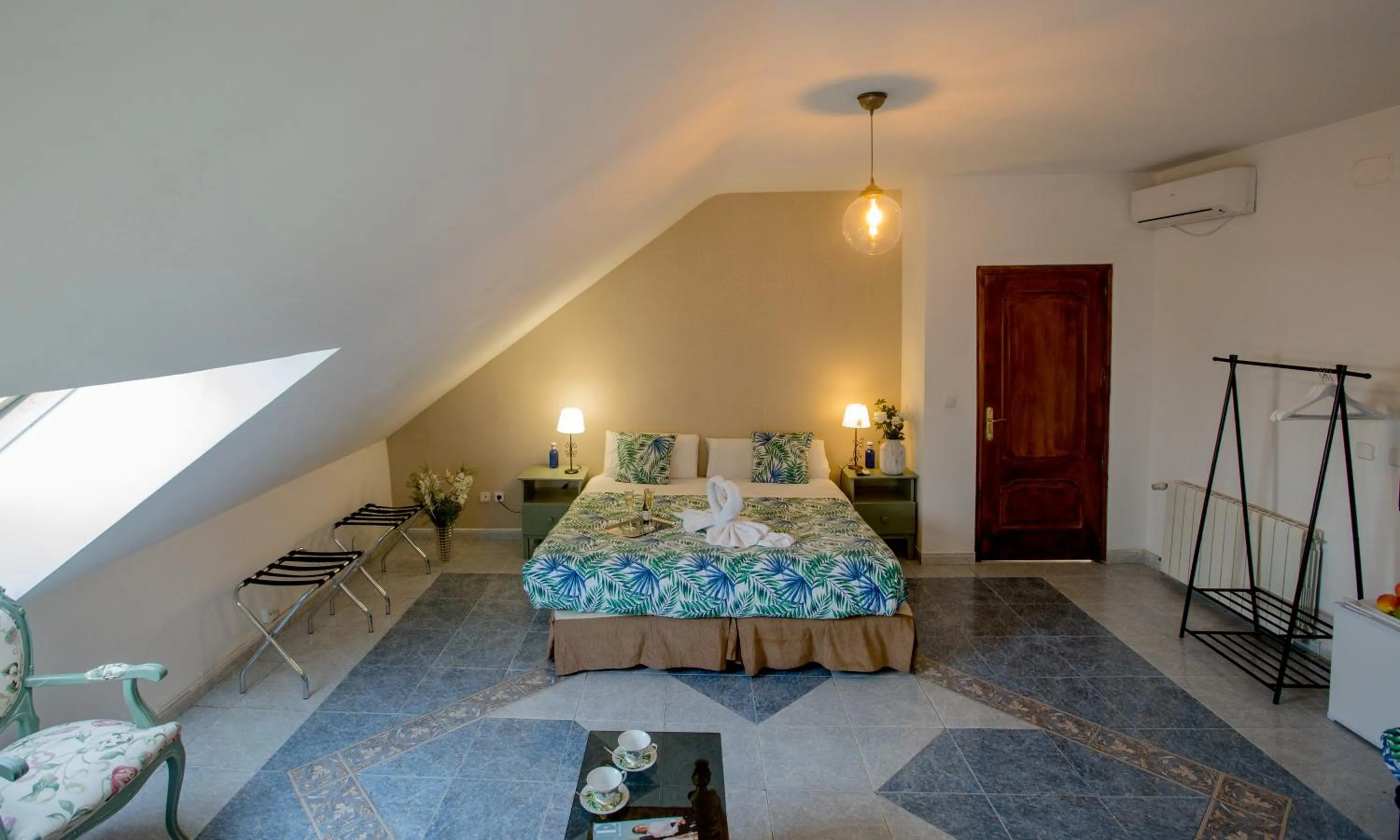 Photo of the whole room, Bed in Hostal Escala Suites