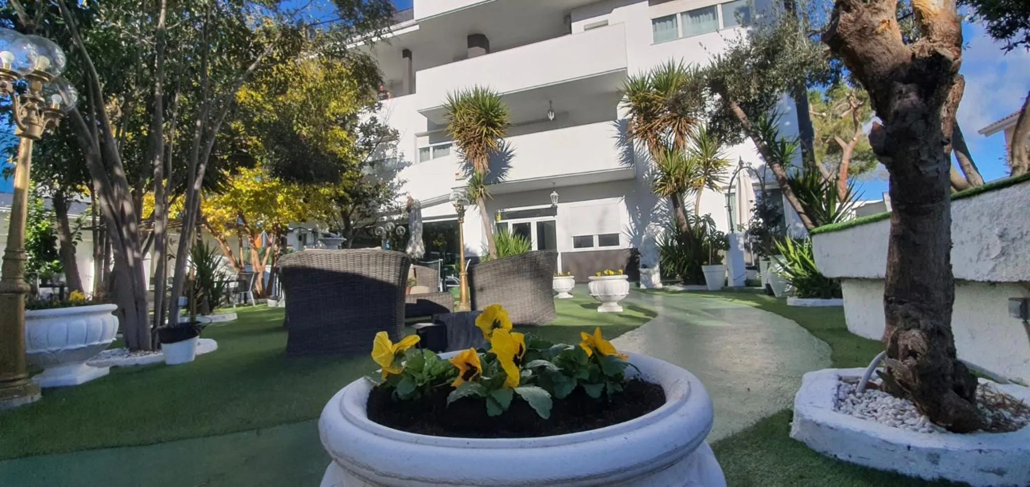 Garden in Hostal Escala Suites