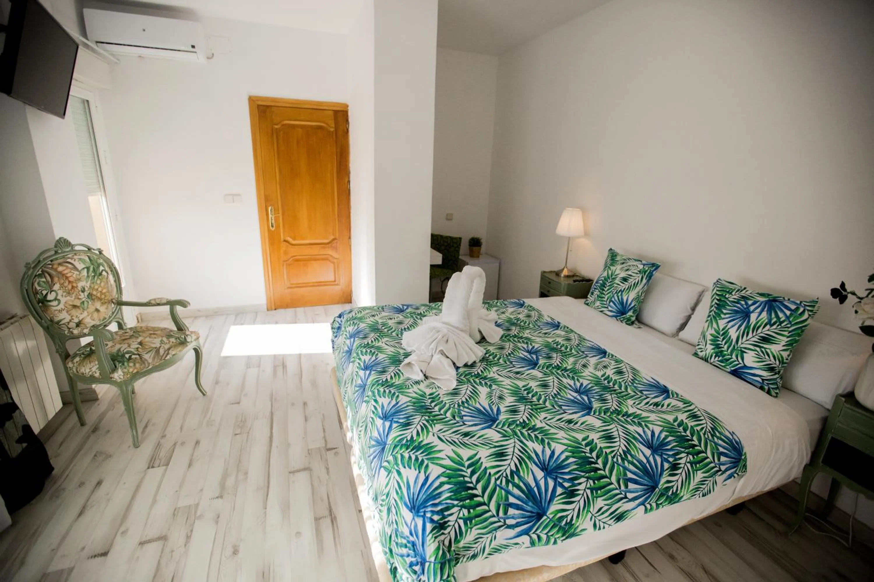 Photo of the whole room, Bed in Hostal Escala Suites