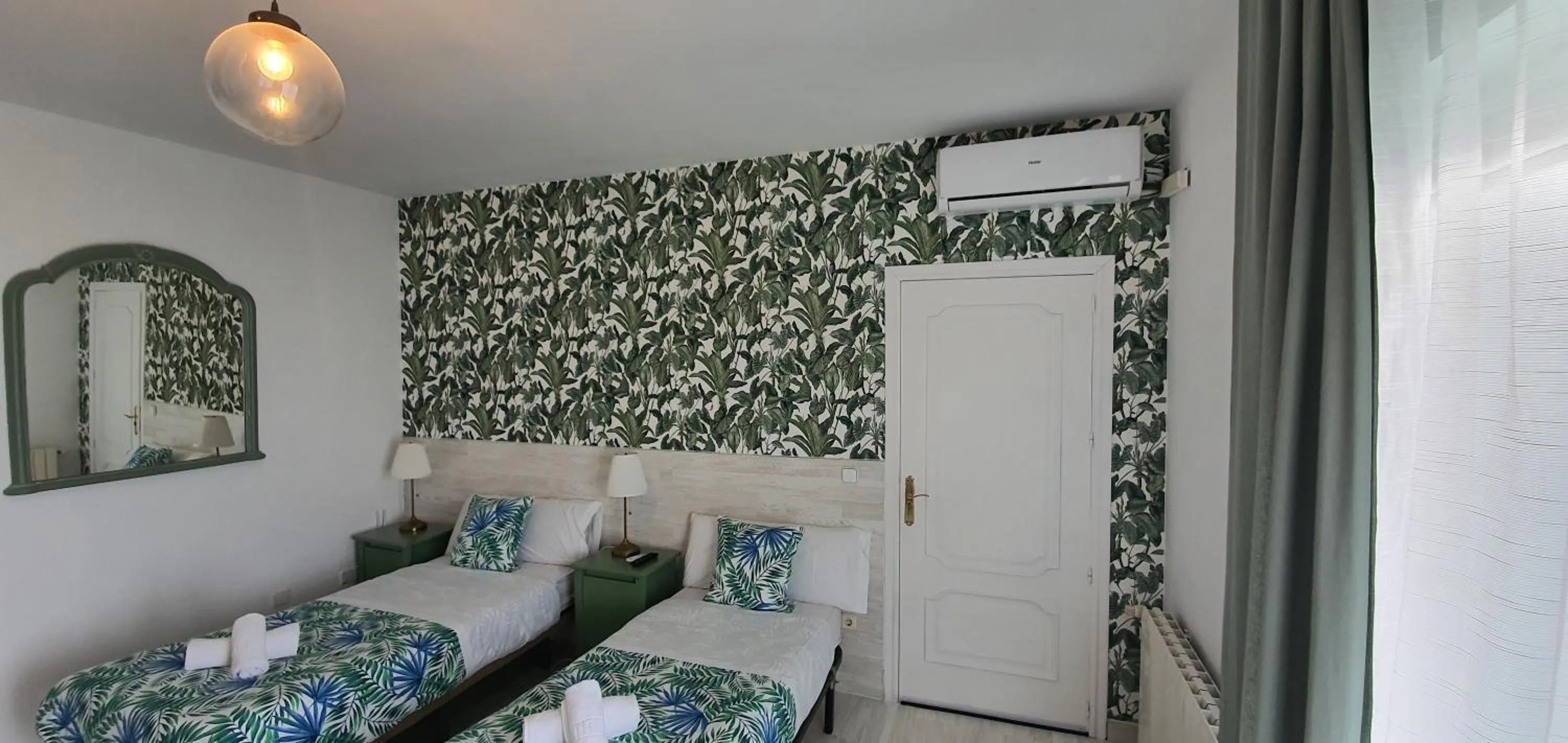 Photo of the whole room, Bed in Hostal Escala Suites