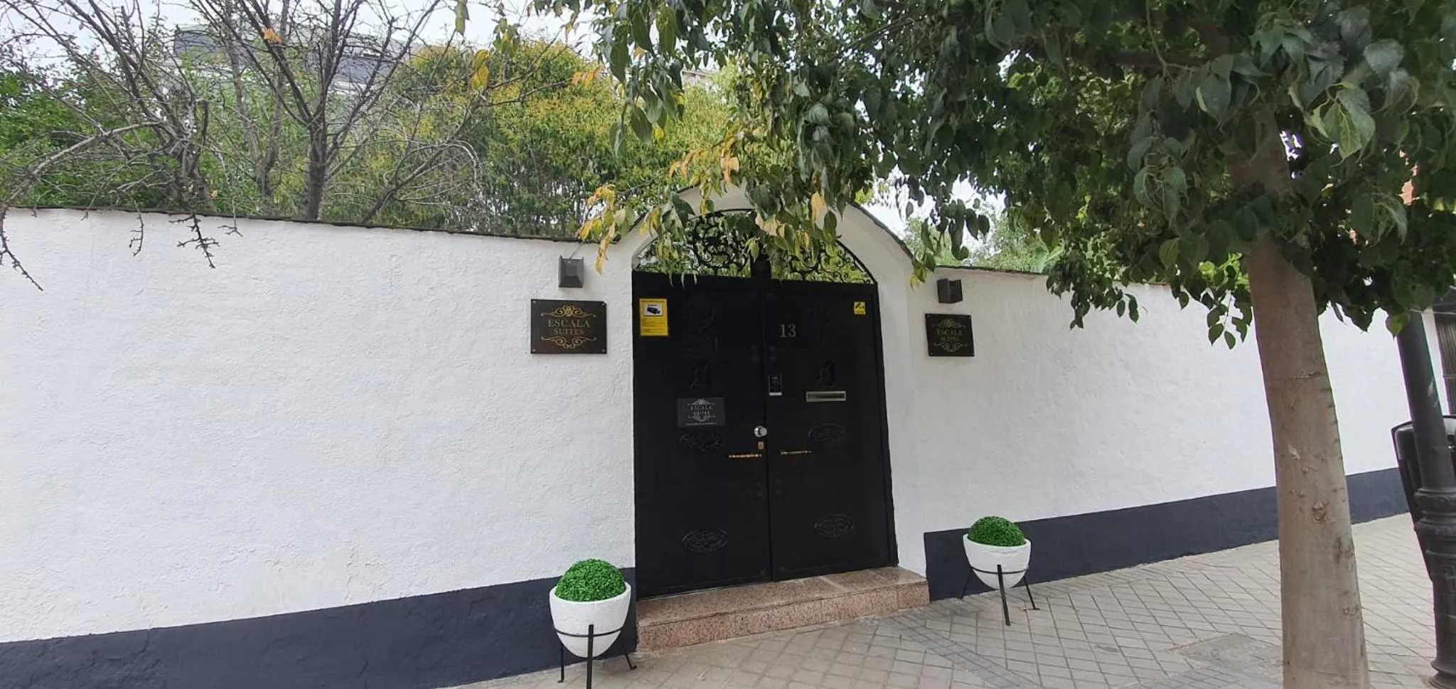 Facade/entrance in Hostal Escala Suites