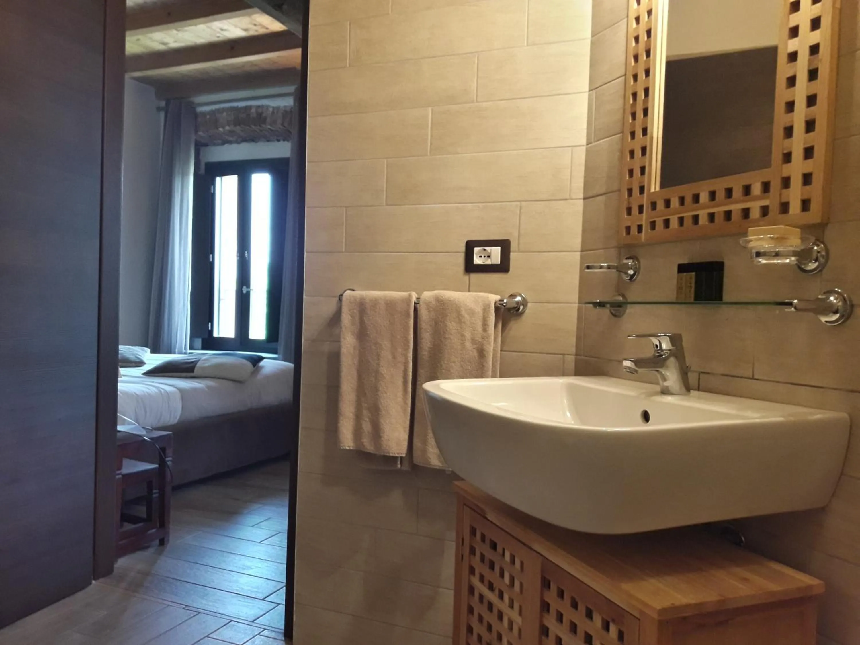 Bathroom, Bed in Equirelais