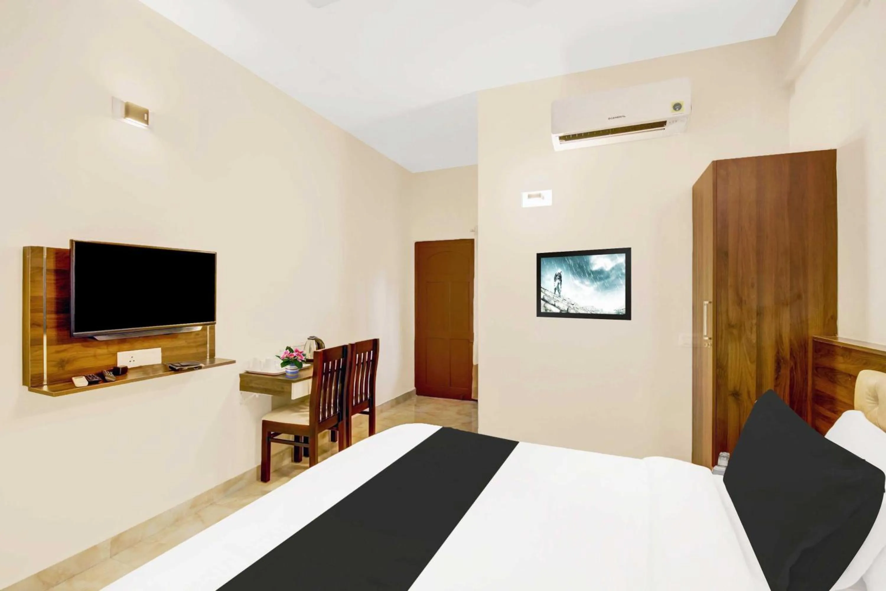 Bedroom, Bed in Hotel O Government Hospital Virajpet
