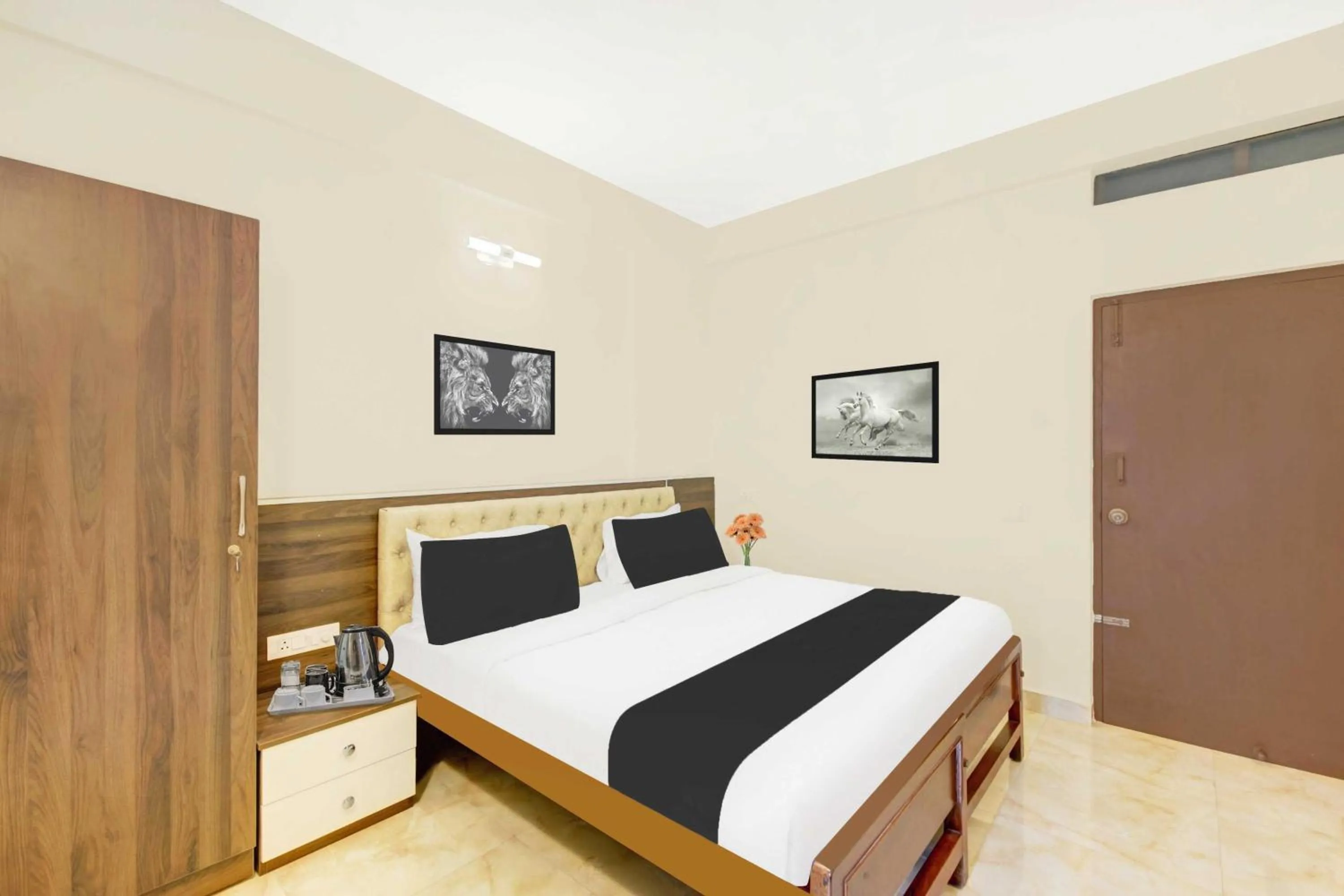 Bedroom, Bed in Hotel O Government Hospital Virajpet