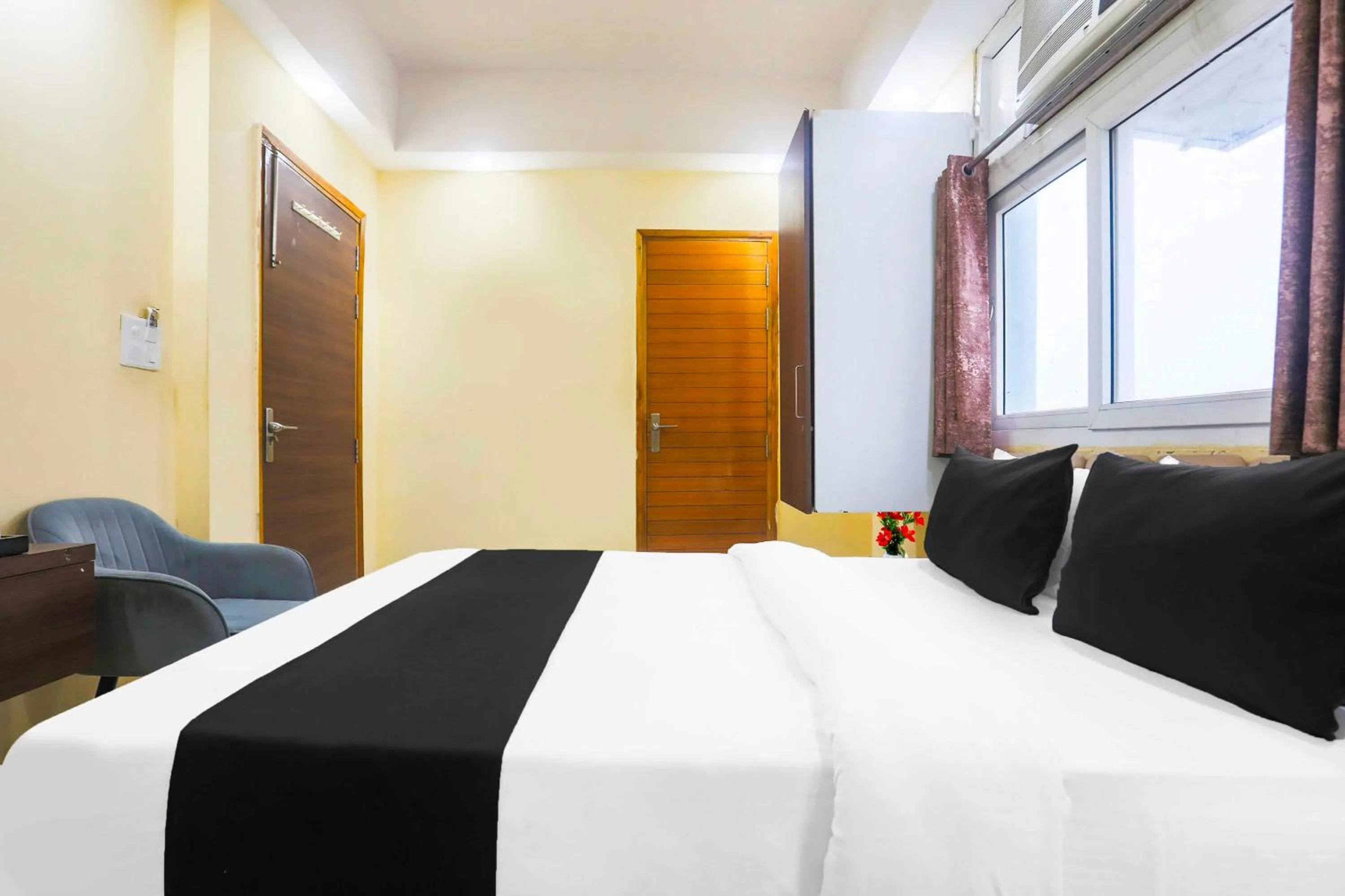 Bedroom in Super Collection O Sector 44 Near Botanical Garden