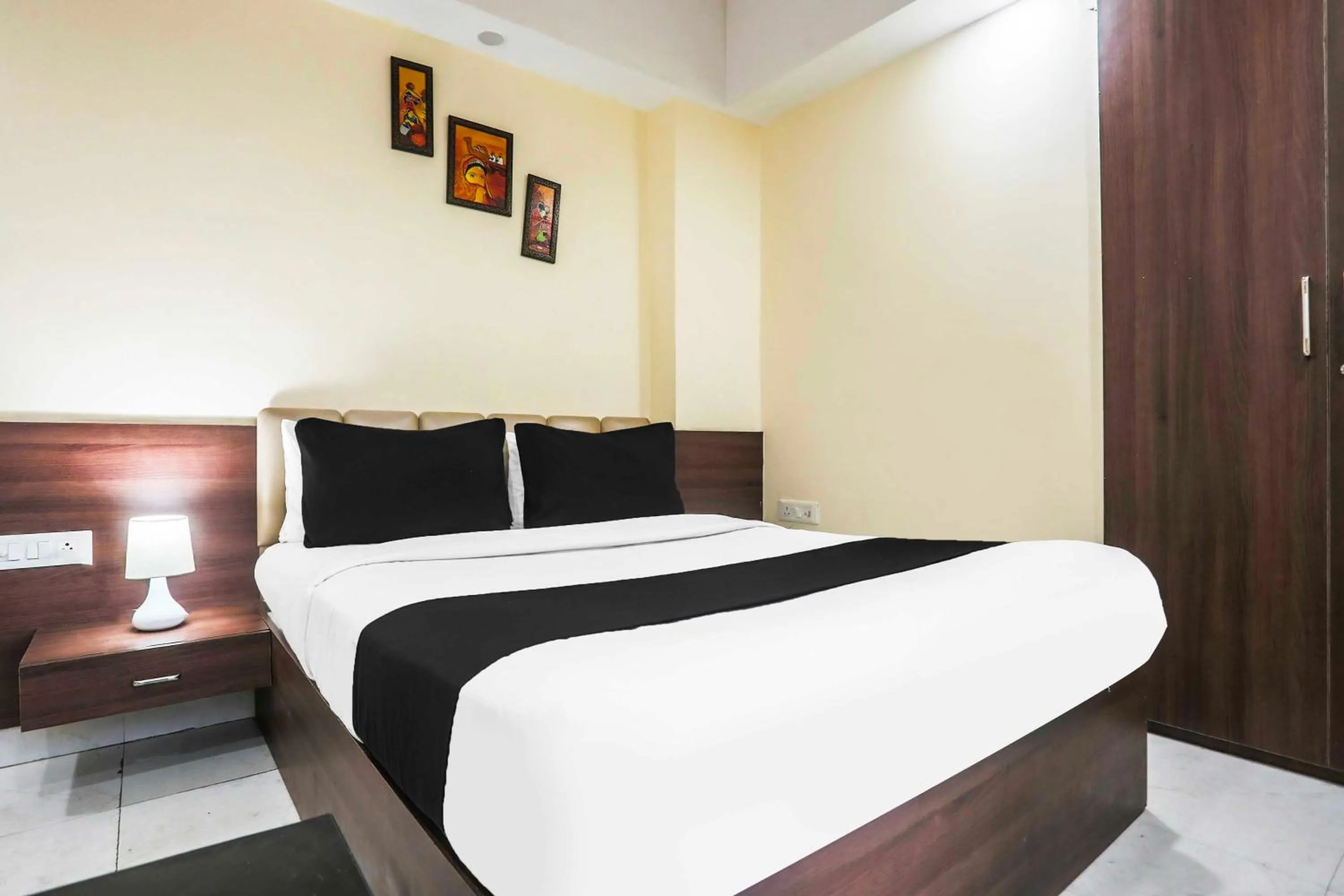 Bedroom in Super Collection O Sector 44 Near Botanical Garden