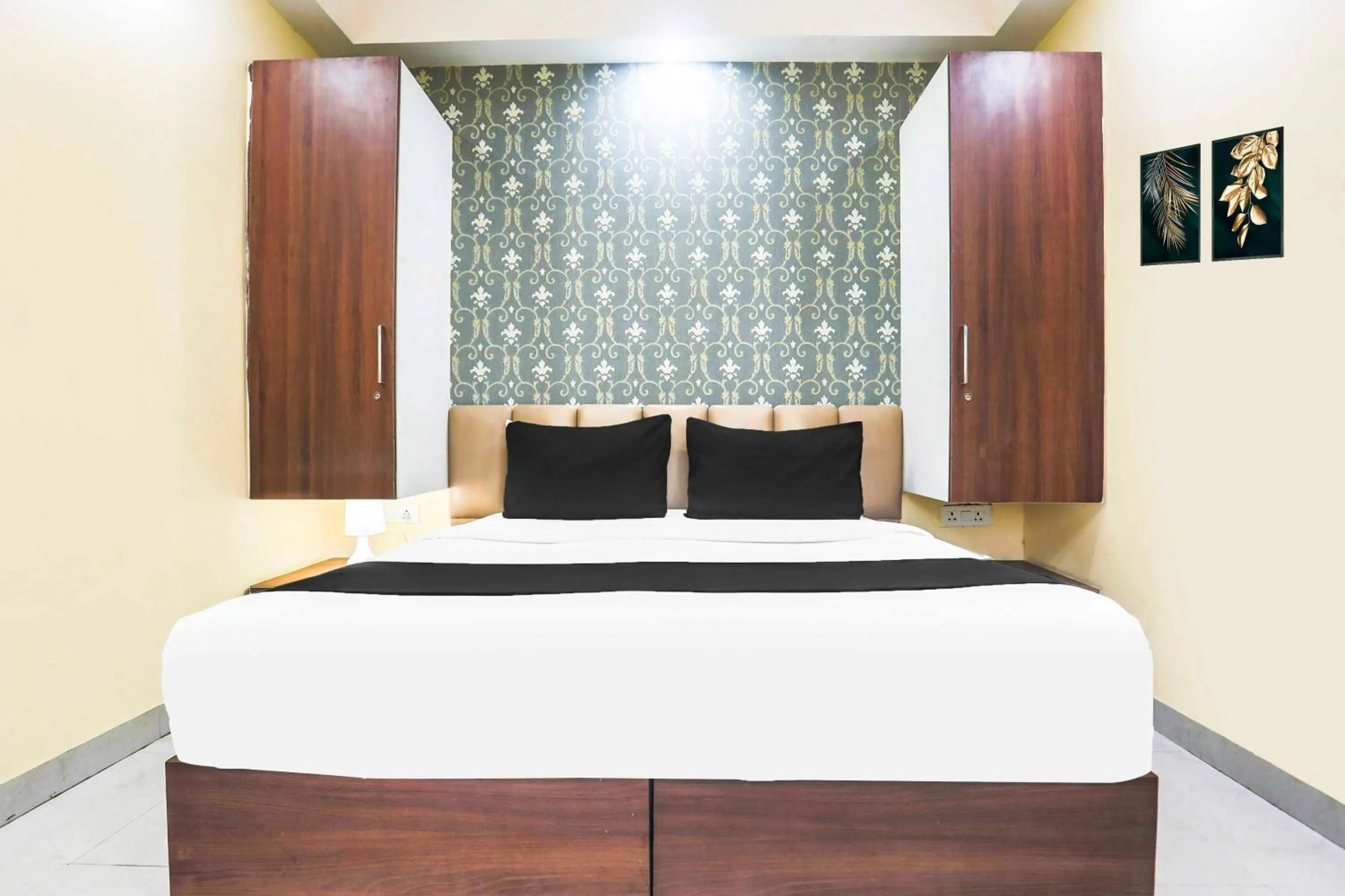 Bedroom in Super Collection O Sector 44 Near Botanical Garden