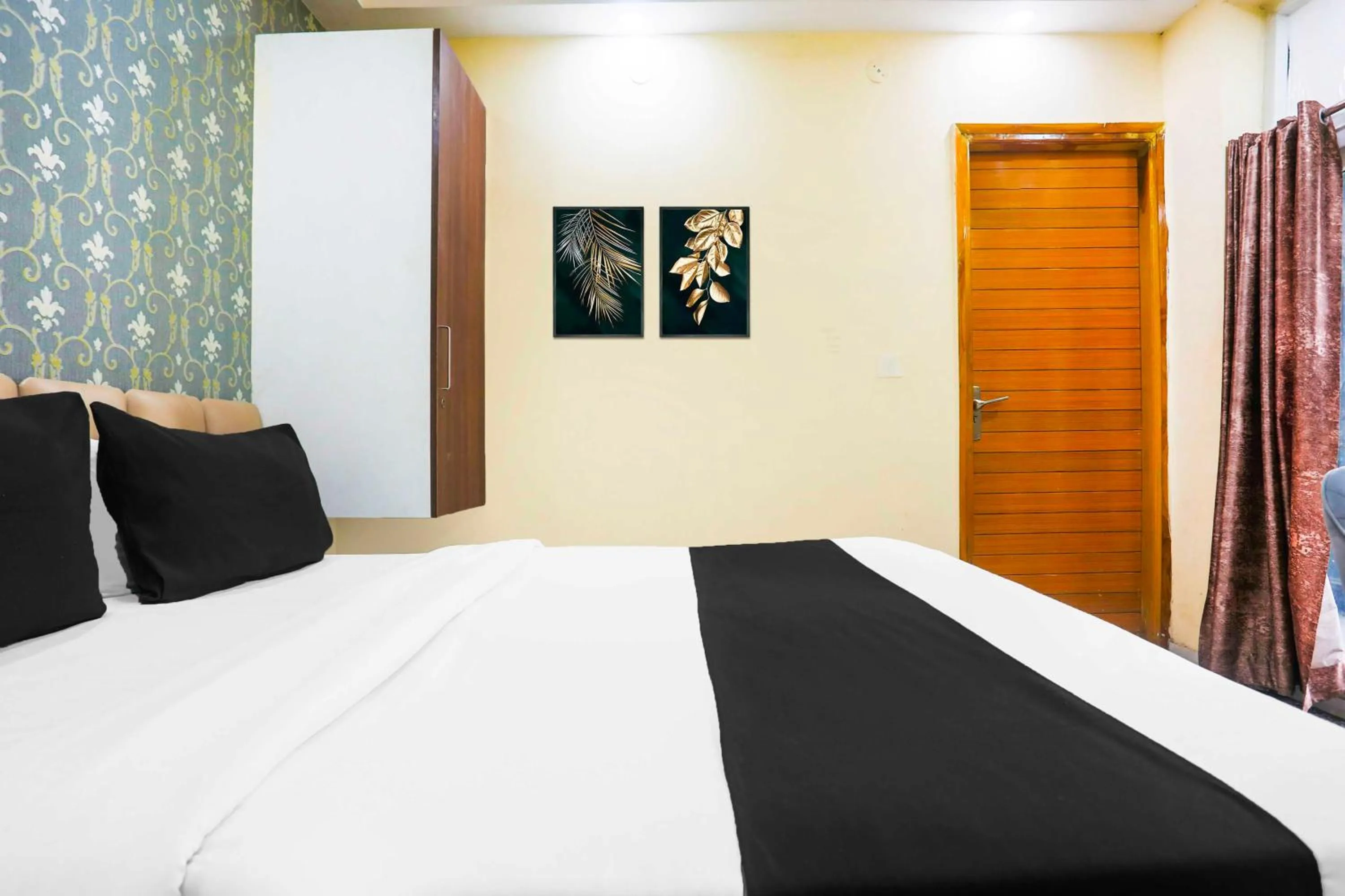 Bedroom in Super Collection O Sector 44 Near Botanical Garden