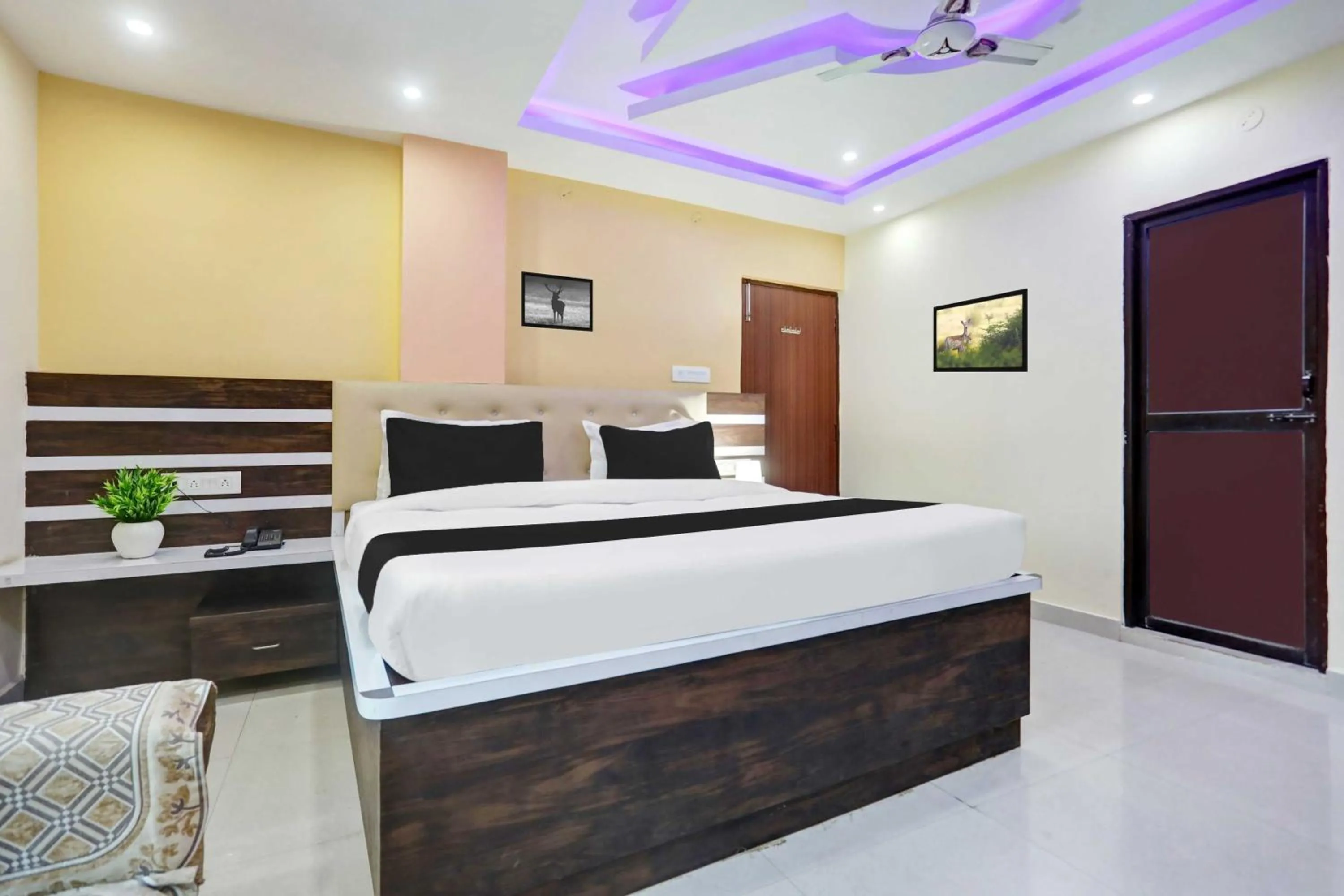 Bedroom, Bed in Hotel O Danapur Near Railway Station