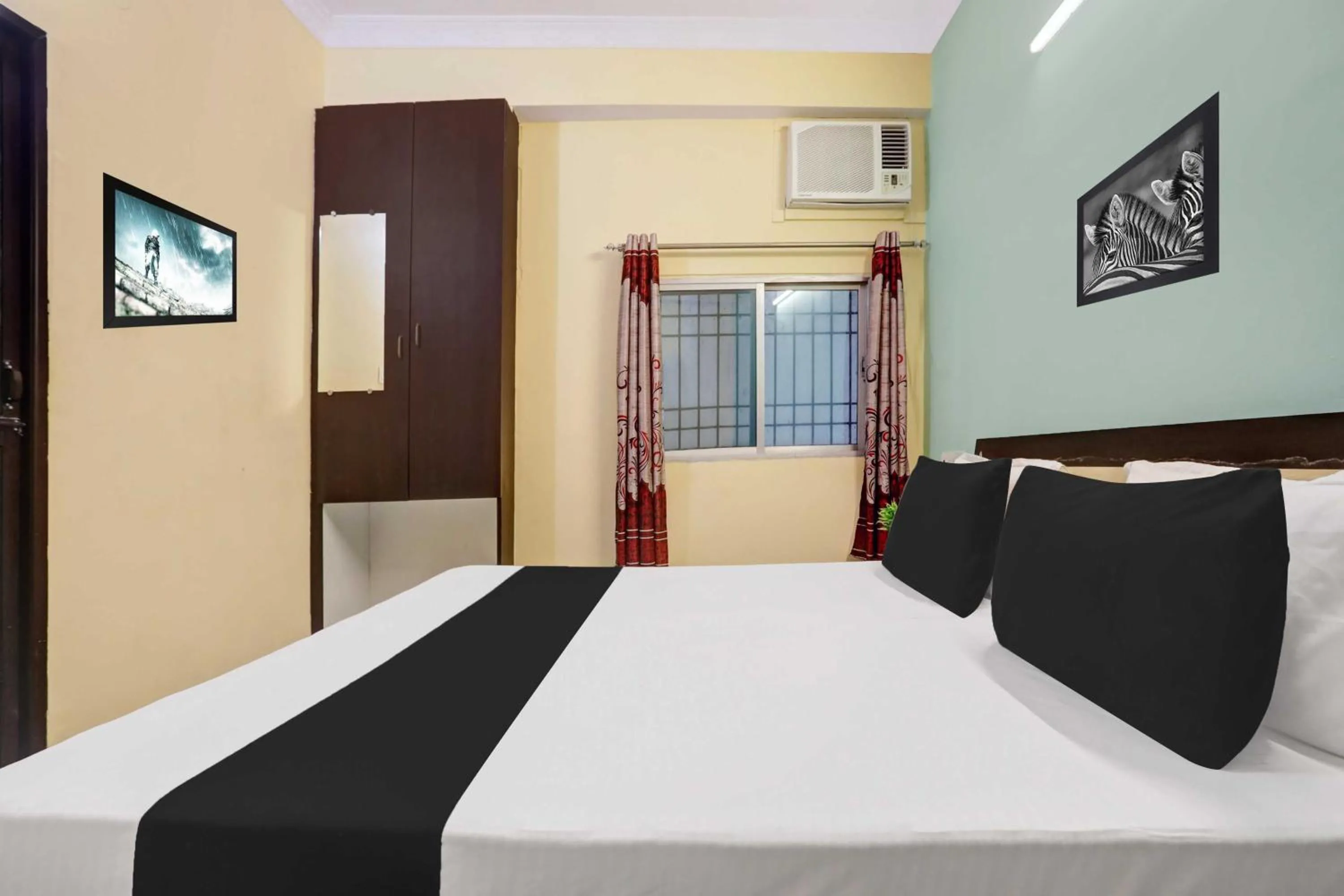 Bedroom, Bed in Hotel O Danapur Near Railway Station