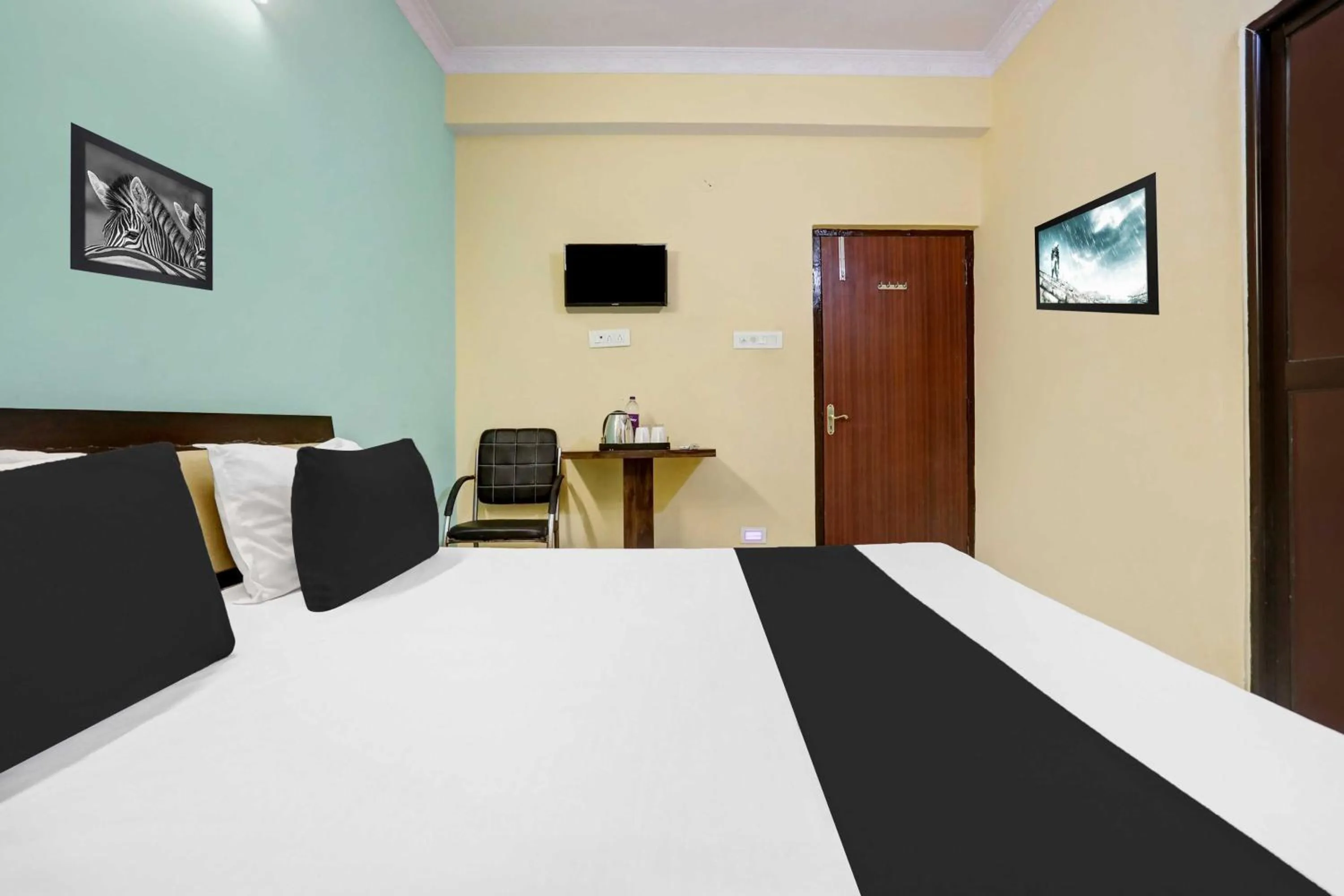 Bedroom, Bed in Hotel O Danapur Near Railway Station
