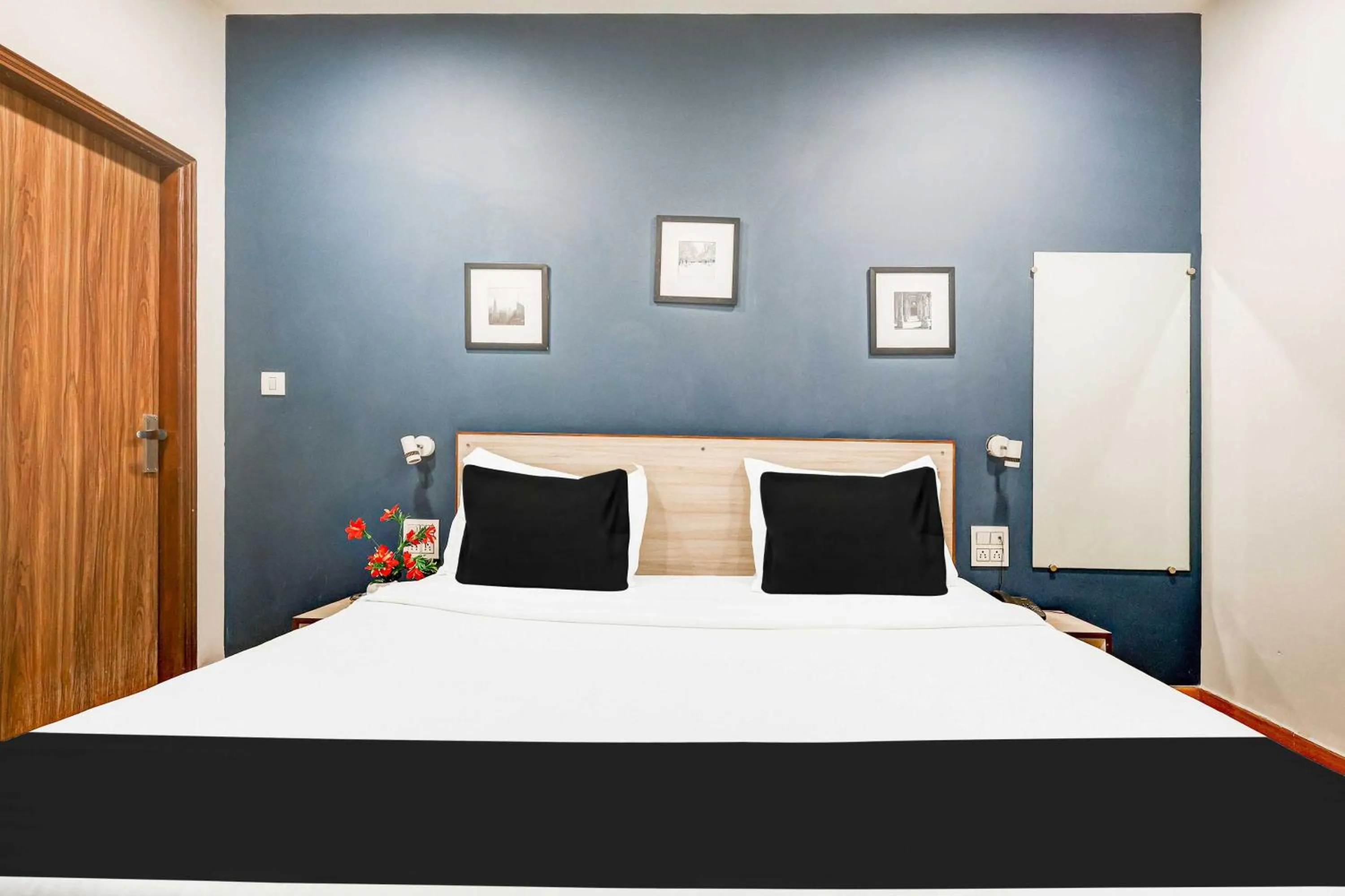 Bedroom, Bed in Hotel O New Delhi Palam Railway Station