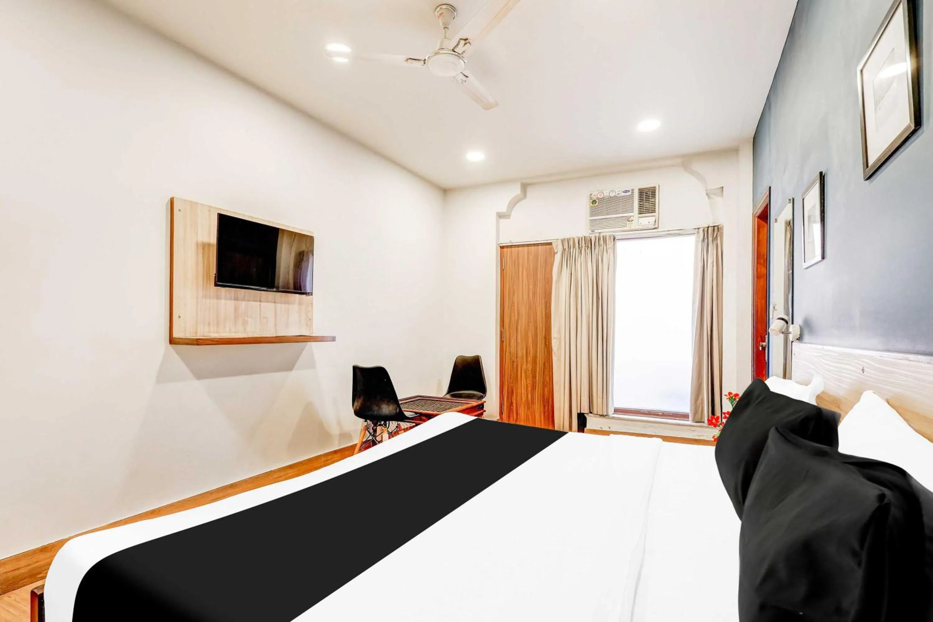 Bedroom, Bed in Hotel O New Delhi Palam Railway Station