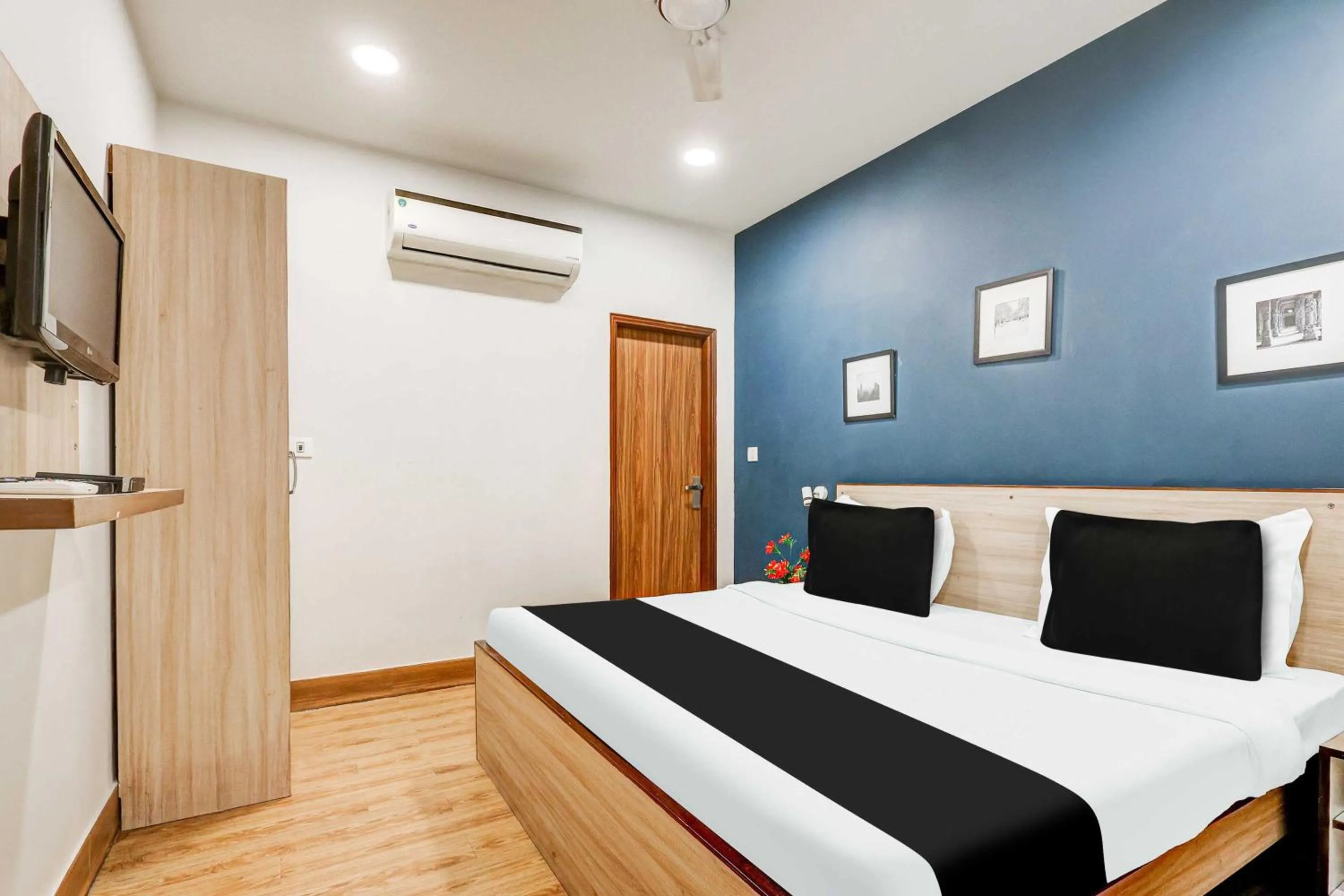 Bedroom, Bed in Hotel O New Delhi Palam Railway Station