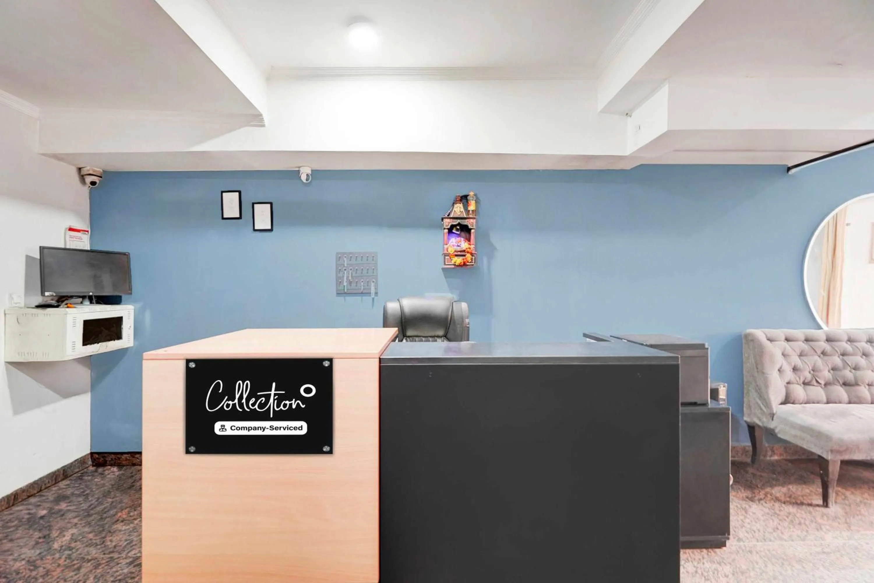 Lobby or reception in Hotel O Noida Sector 16 Metro Station
