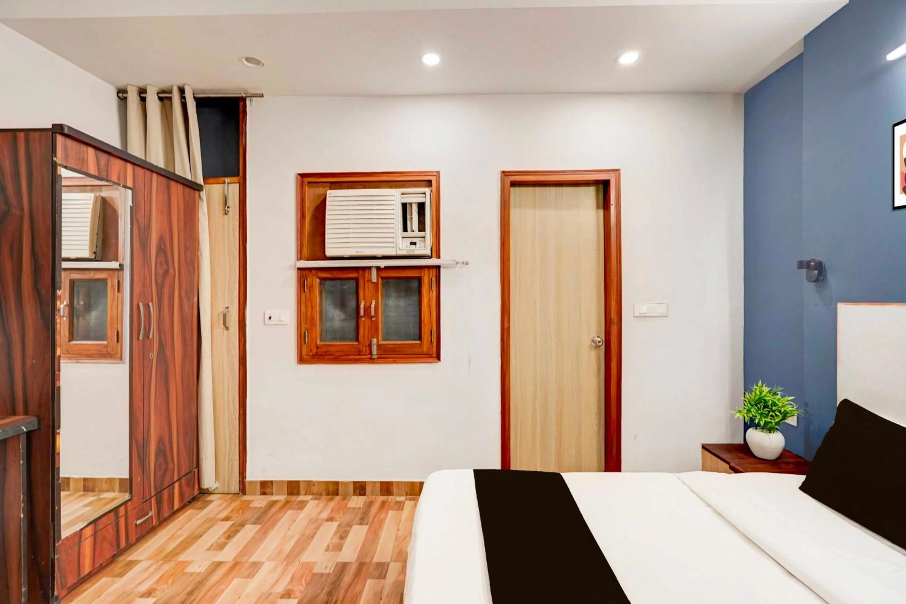 Bedroom, Bed in Hotel O Noida Sector 16 Metro Station