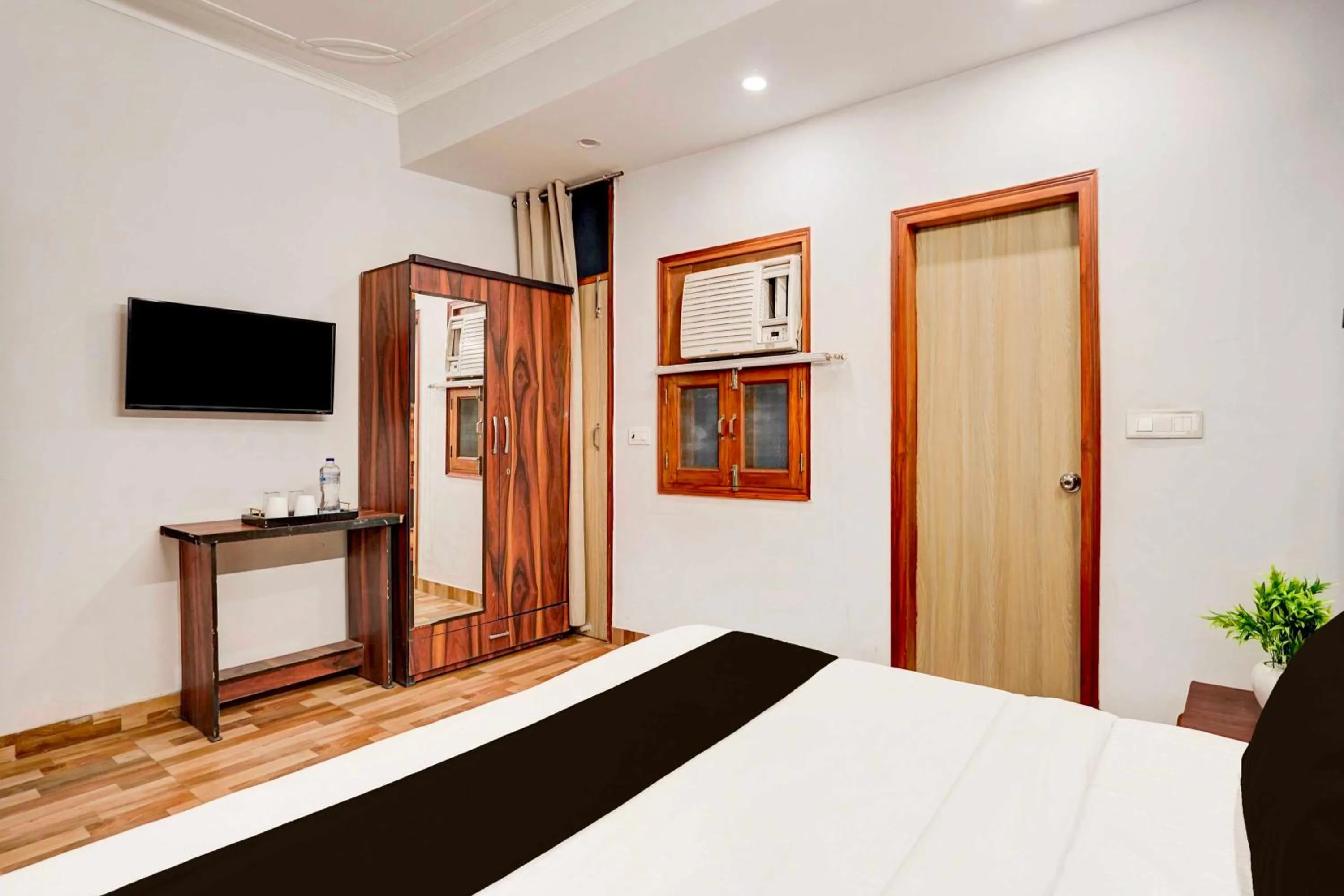 Bedroom, Bed in Hotel O Noida Sector 16 Metro Station