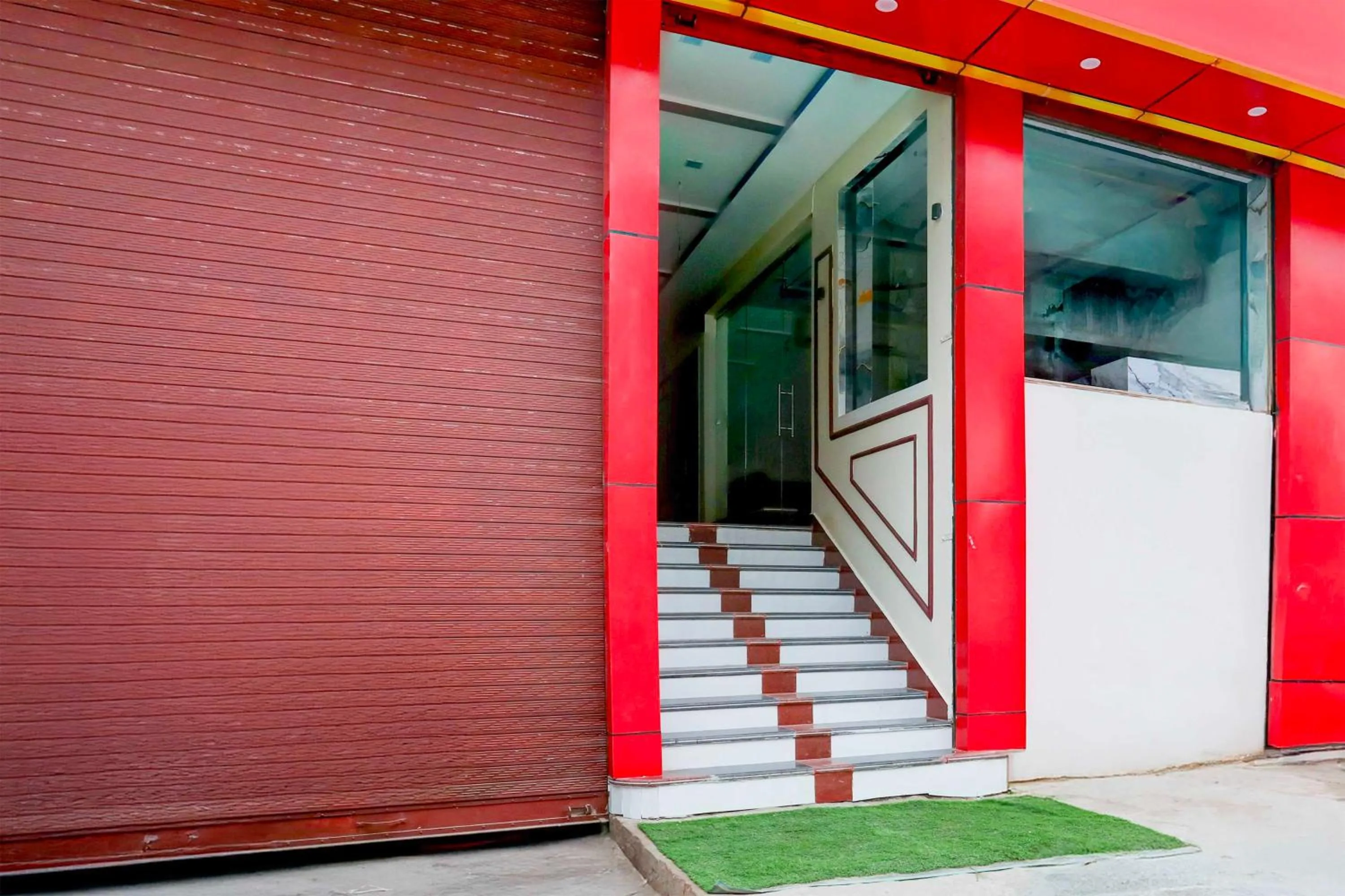 Facade/entrance in Hotel O Prayagraj Subedarganj Railway Station