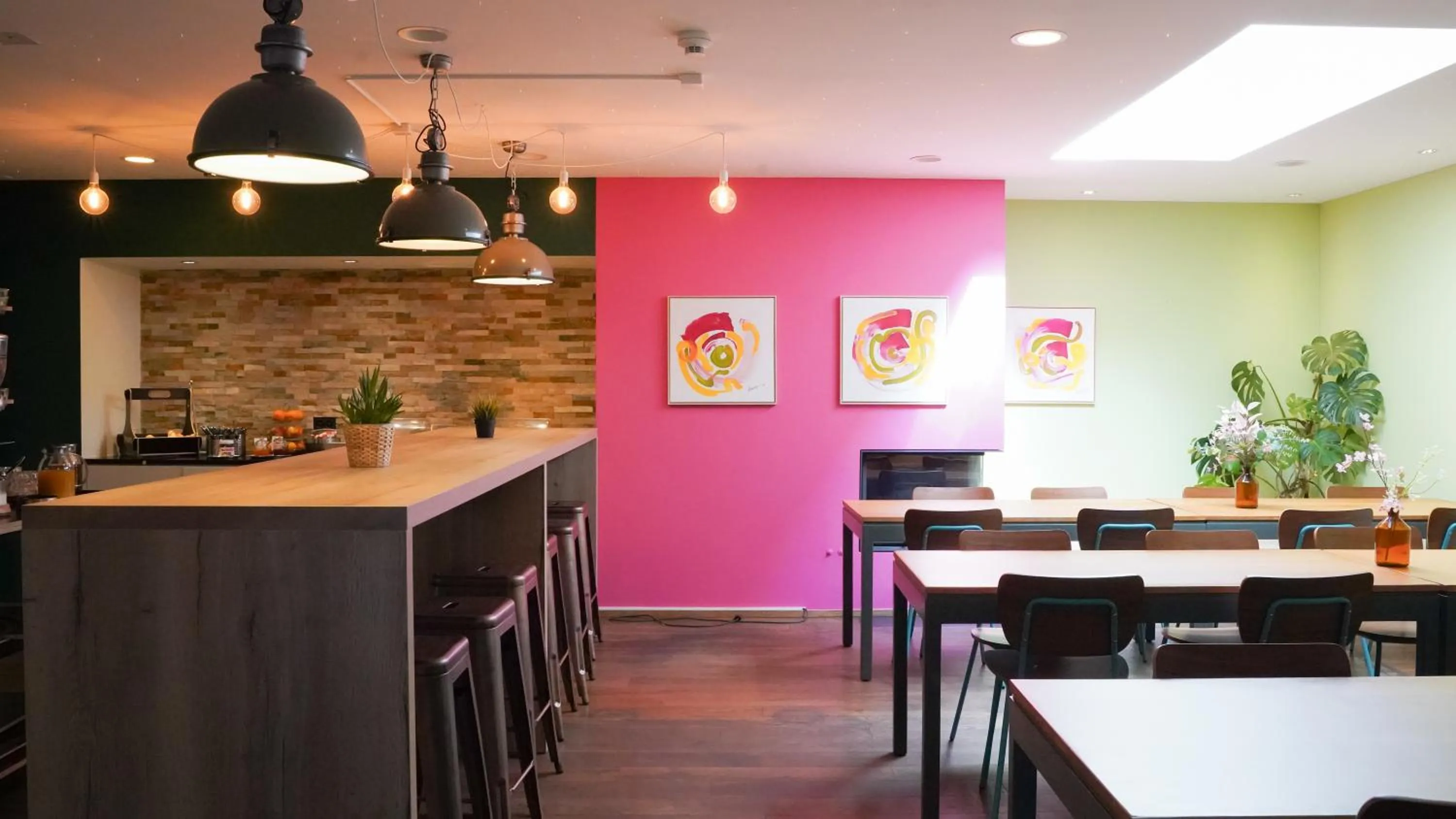 Restaurant/places to eat in Hotel by Hyve Basel