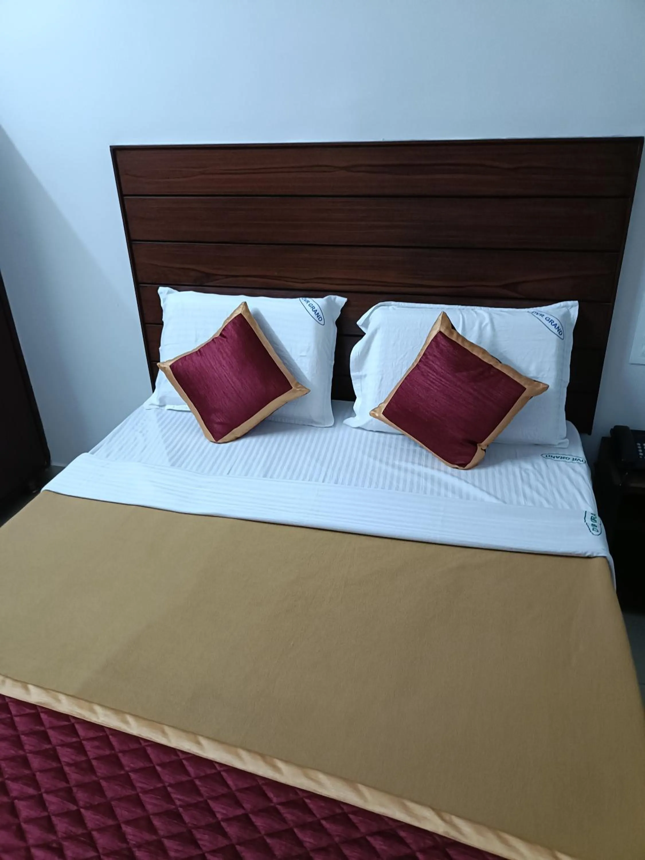 Bed in HOTEL ASWINi GRAND LODGE