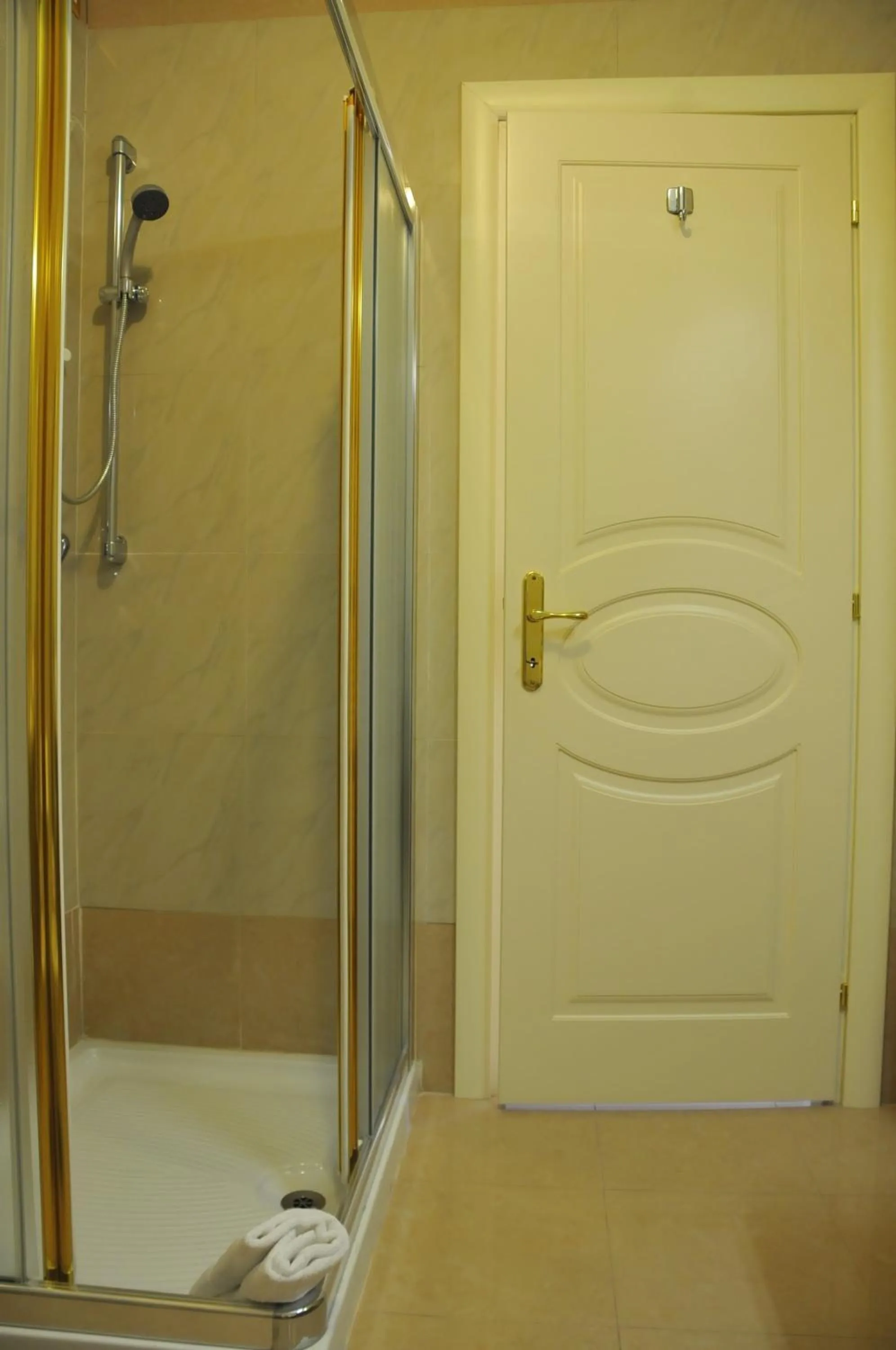 Shower in Hotel Verdi