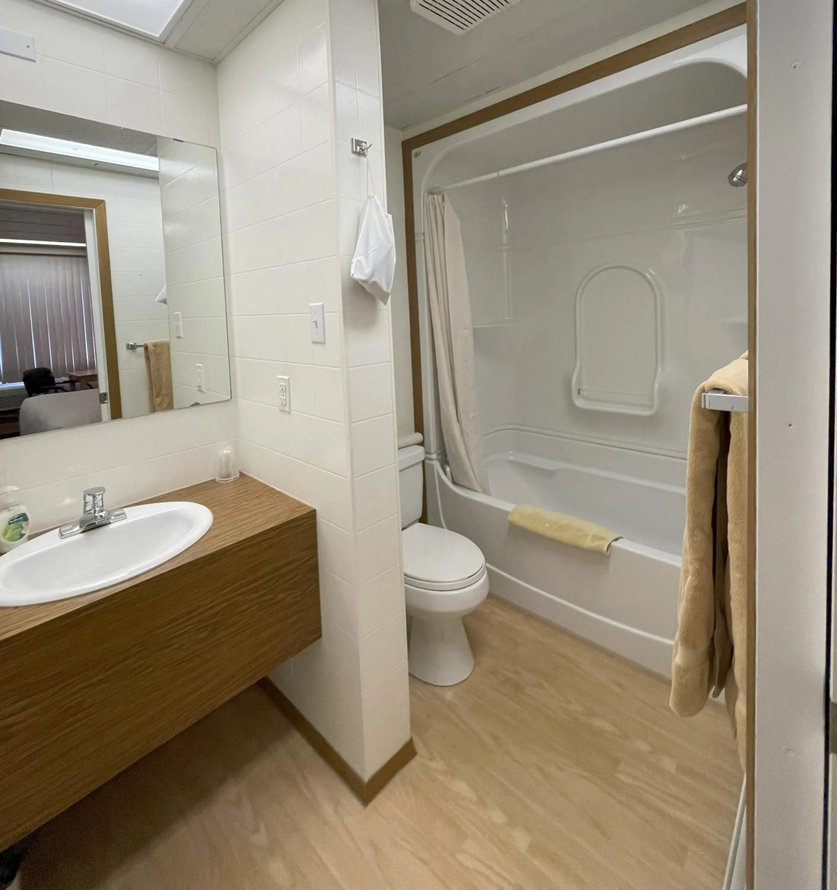 Bathroom, Bed in Rest Easy Motel