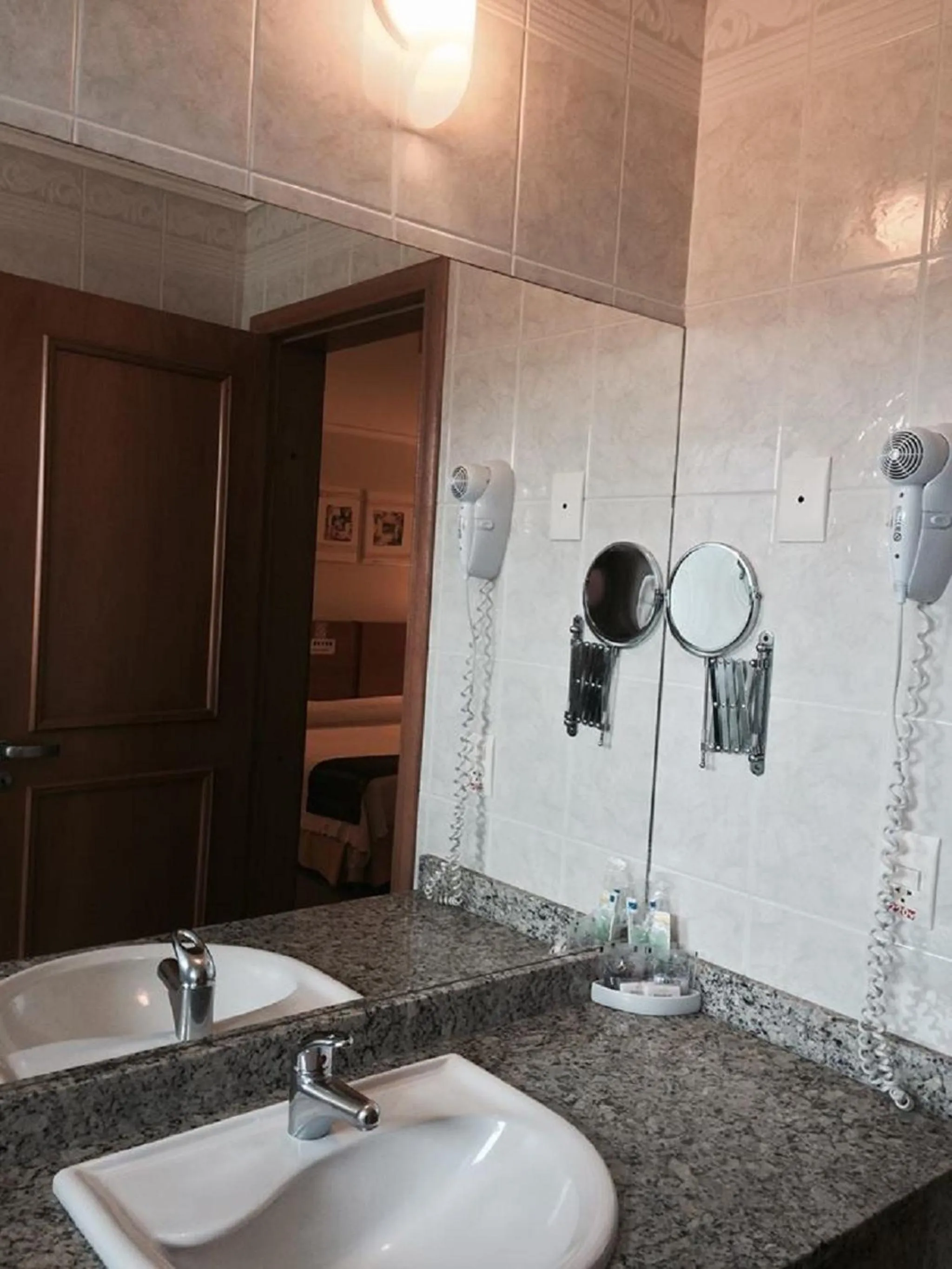 Bathroom in Barbur Plaza Hotel